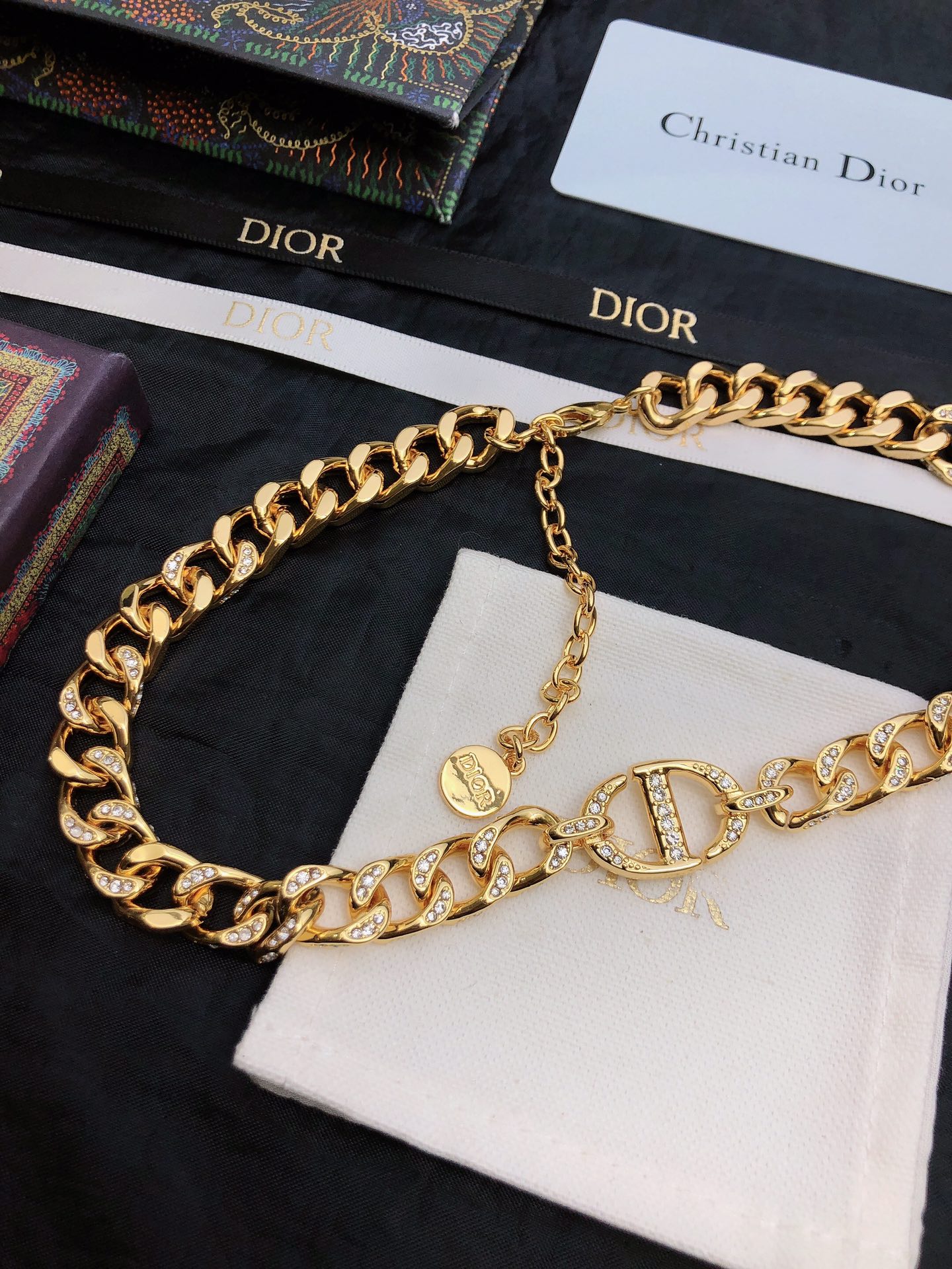 👼迪奥@Dior项链新款 颈链本季度最火爆时尚单品！经典与流行。经典是不管时间如何变化，它也能成为时尚的