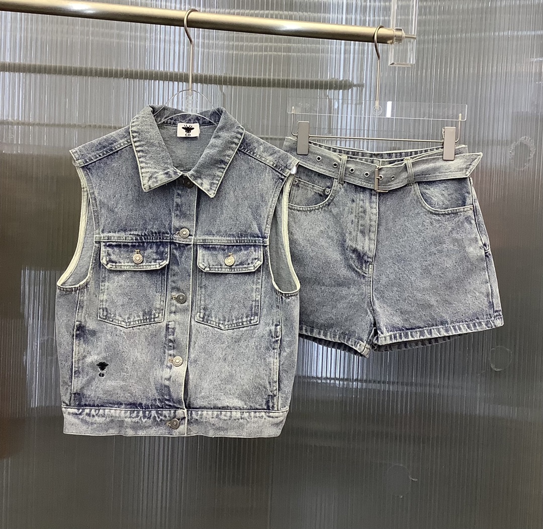 NO:696905,Dior/Dior spring and summer retro denim denim series vest suit, original customized lining design, high-end and fashionable, non-selective version, versatile, handsome and stylish, imported washing process, original customized fabric, customized retro hardware buckle accessories, two colors and three codes SML,, dior, dior,19860909Dior/迪奥 春夏 复古丹宁牛仔系列马甲套装 原版定制里衬设计高级又时髦 版型不挑人百搭帅气又拉风 进口洗水工艺 原版定制面料 定制复古五金扣配件 二色三码 SML,,dior,dior,,Women's clothing