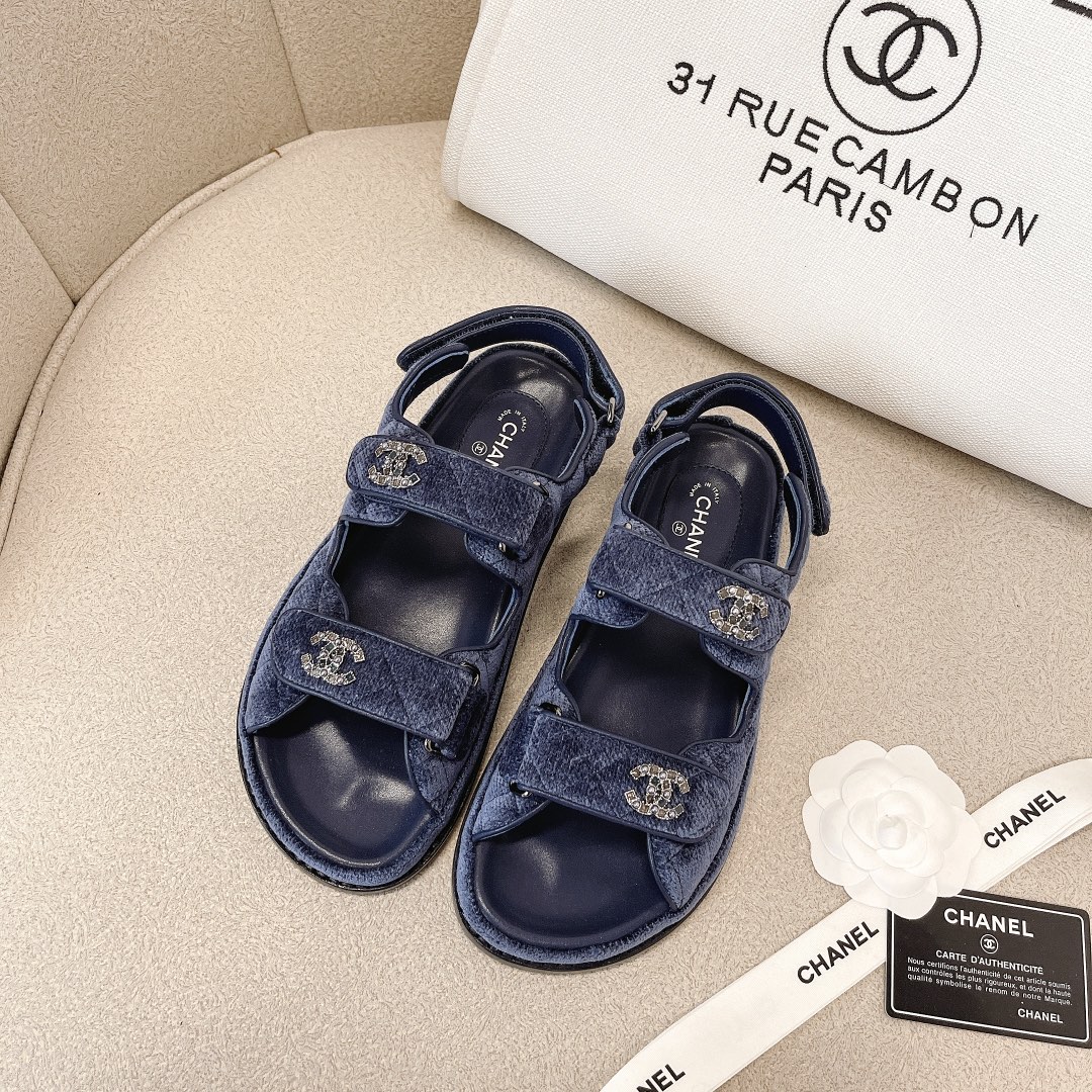 CHANEL сандалі скураныя, робяць ногі светлымі, элегантныя