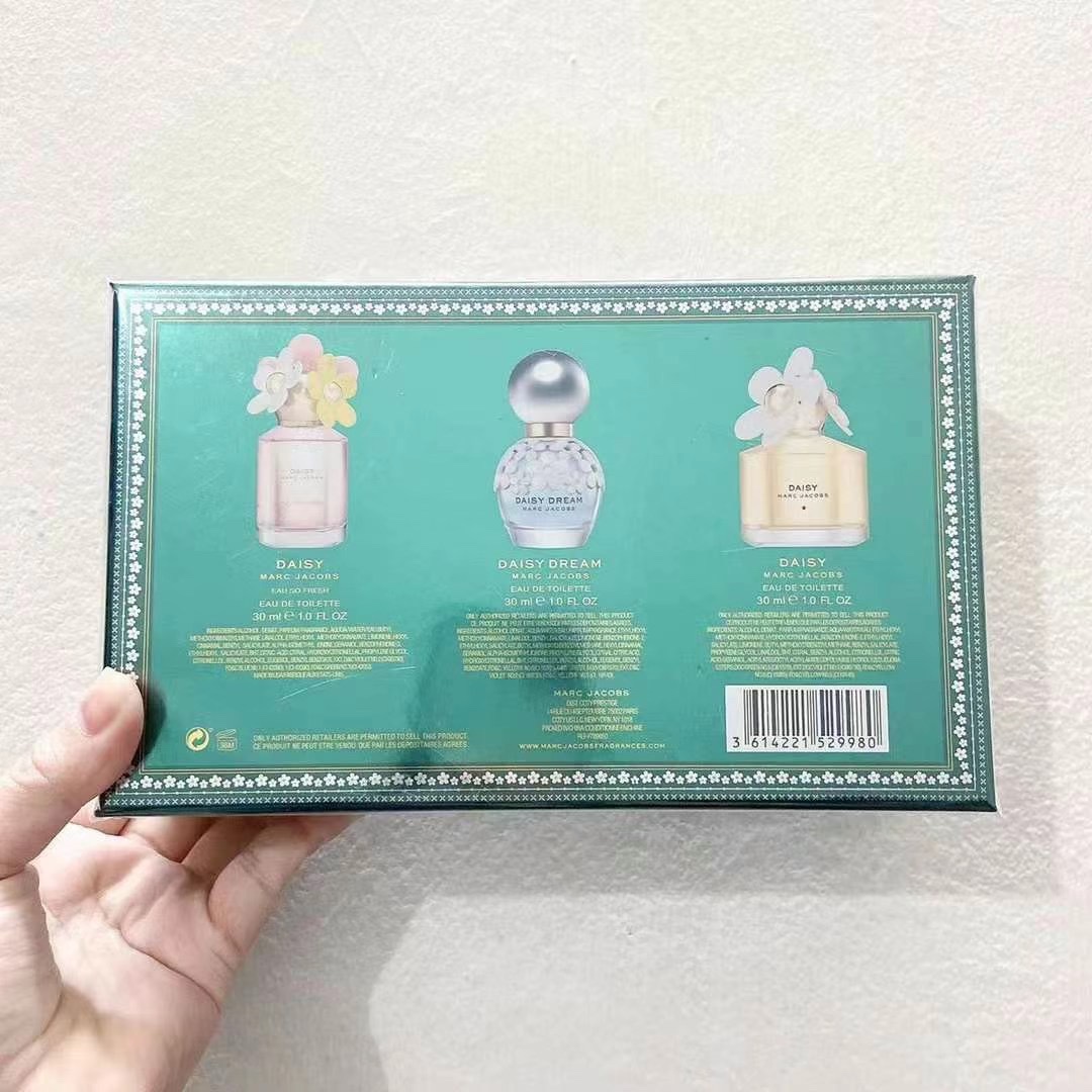 Marc Jacobs Daisy Miniature Perfume Set - Daisy, Daisy Dream & Daisy Eau So Fresh 3 i1648903816 705 1