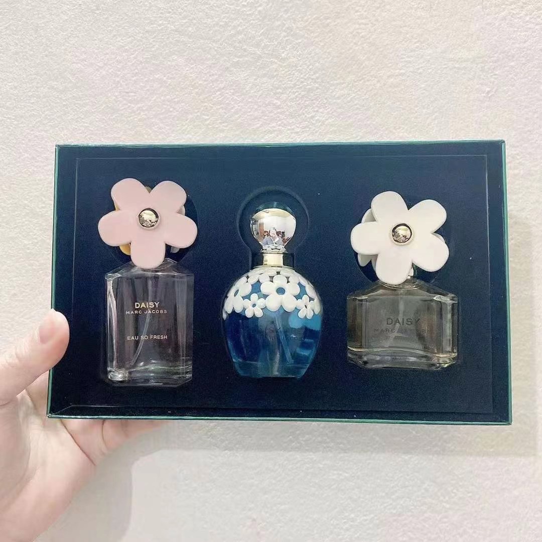 Marc Jacobs Daisy Miniature Perfume Set - Daisy, Daisy Dream & Daisy Eau So Fresh 4 i1648903816 7666 2