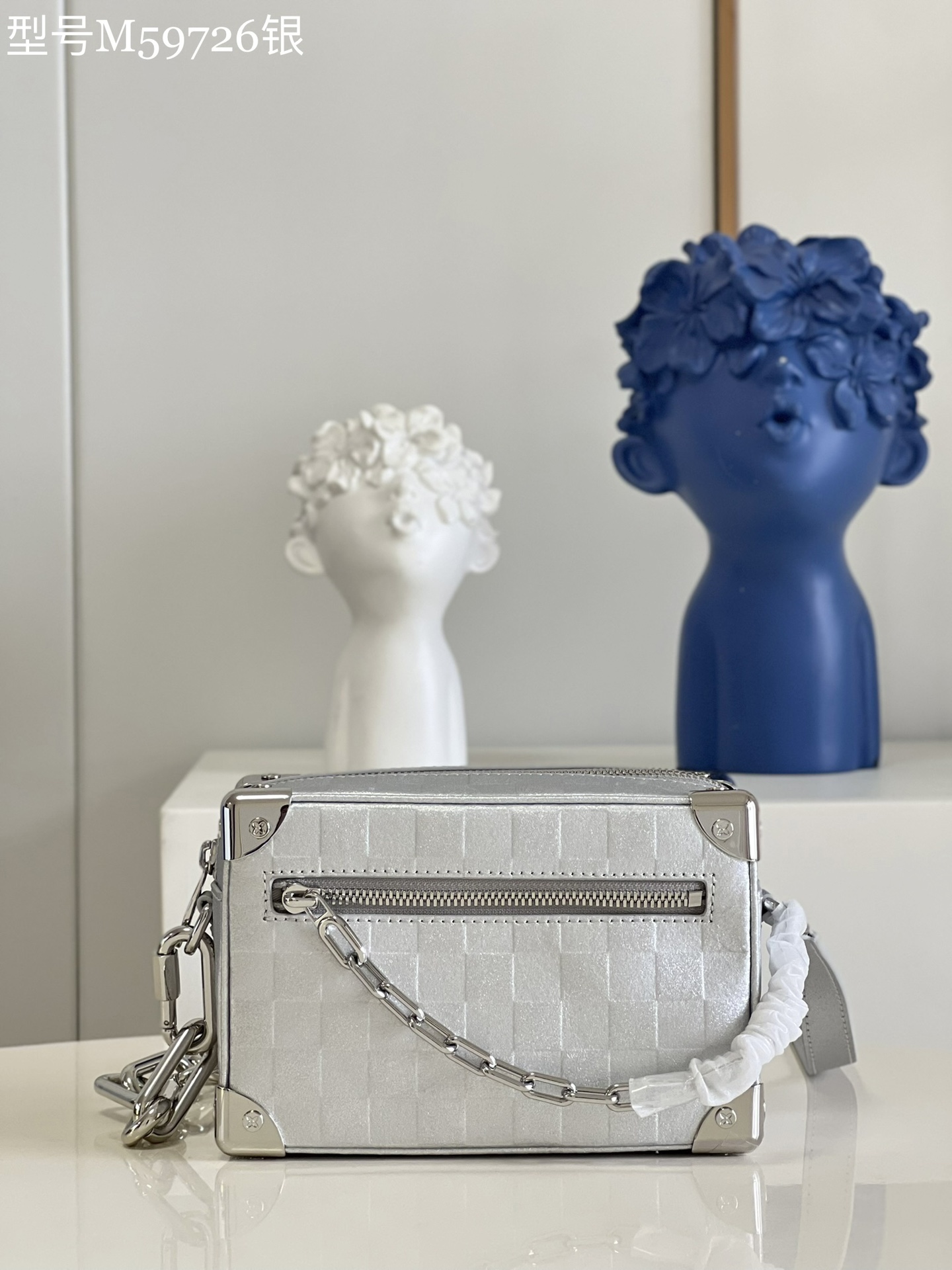 NO:398482,【Exclusive real shot M59726 silver】 Virgil Abloh draws inspiration from the luxurious nightlife of the 1990s and imprints the classic Damier checkerboard pattern of the Glitter capsule series Mini Soft Trunk handbag, paired with textureless leather trim, greets Louis Vuitton's box-making heritage in a futuristic style. Size 18.5 x 13 x 8 cm z.850, LV [original leather], louis vuitton, louis vuitton19860909【独家实拍M59726 银色】Virgil Abloh 从 1990 年代的奢华夜生活中汲取灵感,为 Glitter 胶囊系列 Mini Soft Trunk 手袋的莹亮皮革压印经典 Damier 棋盘格纹,搭配无纹皮革饰边,以未来风格致意路易威登的制箱传承.尺寸18.5 x 13 x 8 厘米 z.850,LV【原厂皮】,louis vuitton,louis vuitton,Bag