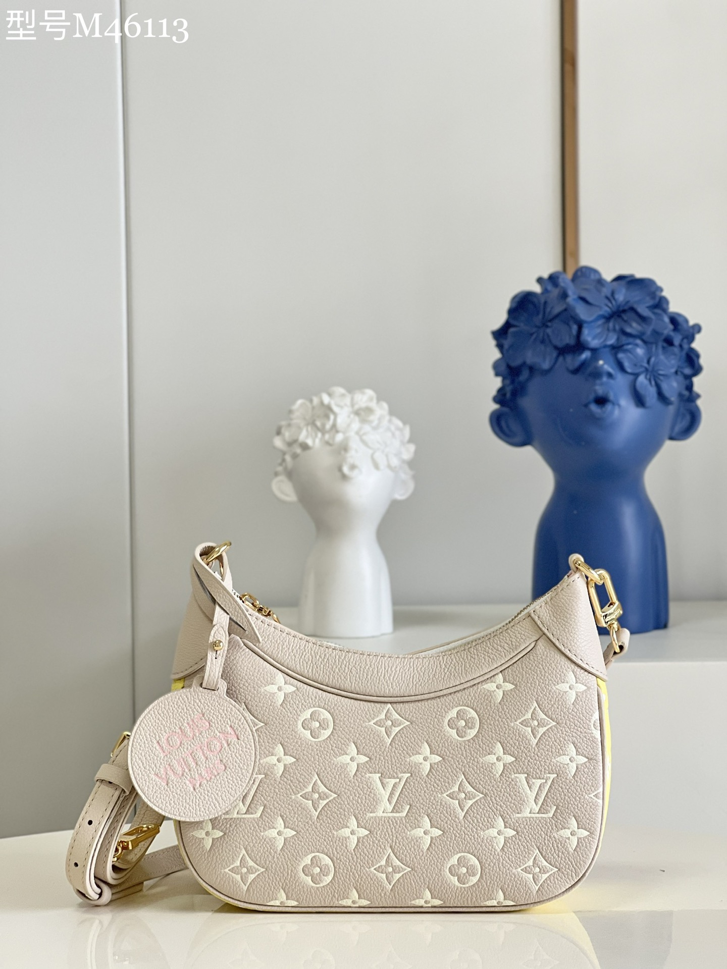 NO:398522,【Exclusive real photo M46113】Bagatelle BB handbags Monogram pattern has been printed and imprinted and presented on Monogram Empreinte leather. It can be used as a shoulder bag, or can be elbowed or cross-body with removable shoulder straps. No matter what kind of carrying method, you can easily attend day and night occasions. Detailed features 22 x 14 x 9 cm (length x height x width) S.,LV [original leather],louis vuitton19860909【独家实拍M46113】Bagatelle BB 手袋令 Monogram 图案历经印花和压印工艺,呈现于 Monogram Empreinte 皮革之上.既可作为肩背法棍包,亦可肘挎或利用可拆卸肩带斜挎,无论何种背携方式,均可轻松出席昼夜场合.详细特征22 x 14 x 9 厘米 (长度 x 高 x 宽) S.,LV【原厂皮】,louis vuitton,Bag