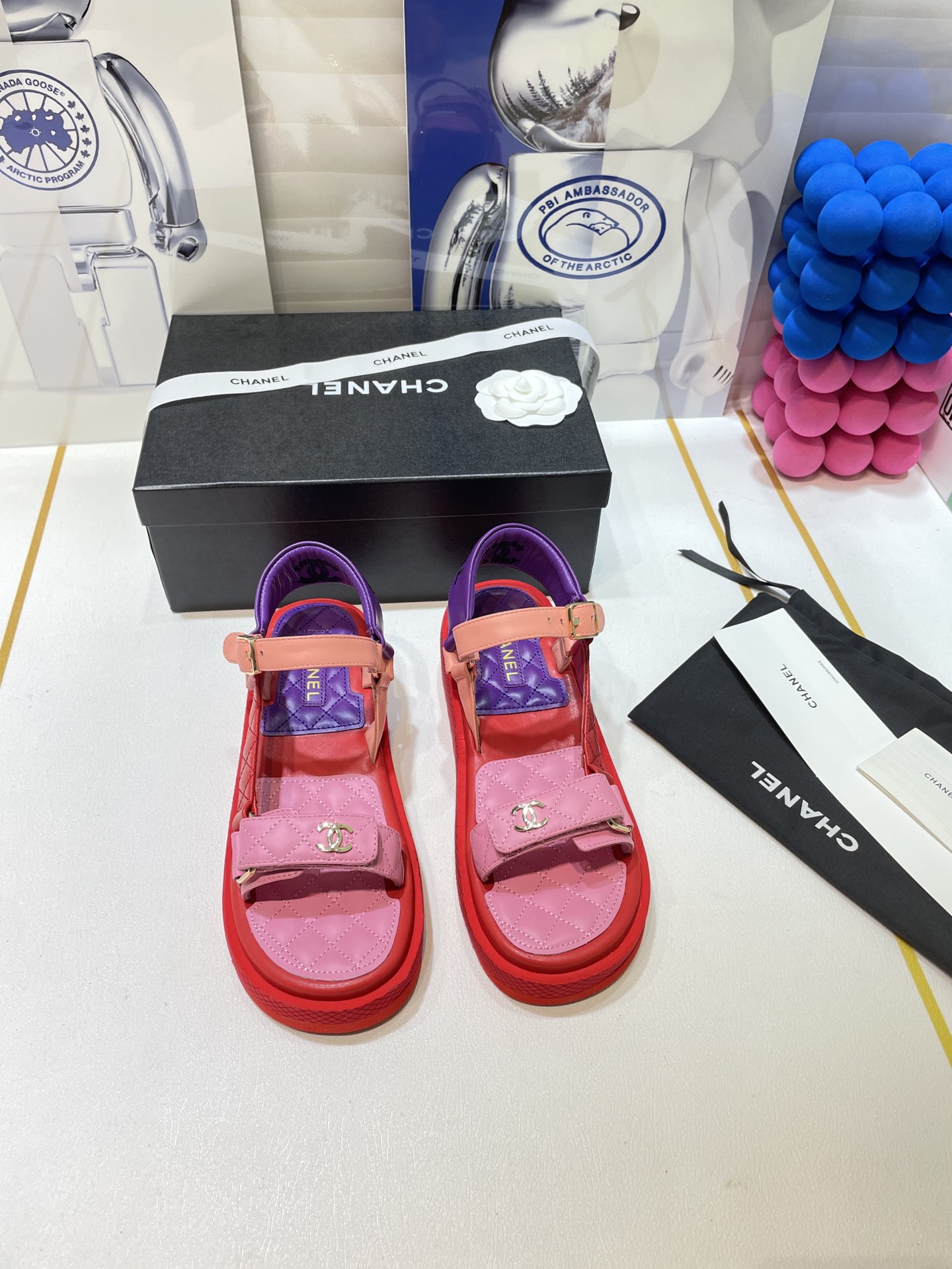 J5   Chanel 香奈儿，小香2022夏季新品，绝绝子好穿又好看🔥🔥🔥太太太适合夏天穿拉～永远可以相信小香的配色全是热🔥门必入的精品上脚超㫫腿长轻盈适中的厚底 增高效果超绝很好搭配各种服饰面料☑️：进口牛皮面料内里☑️：亲肤透气羊皮垫脚☑️：进口牛皮大底☑️：EV发泡大底