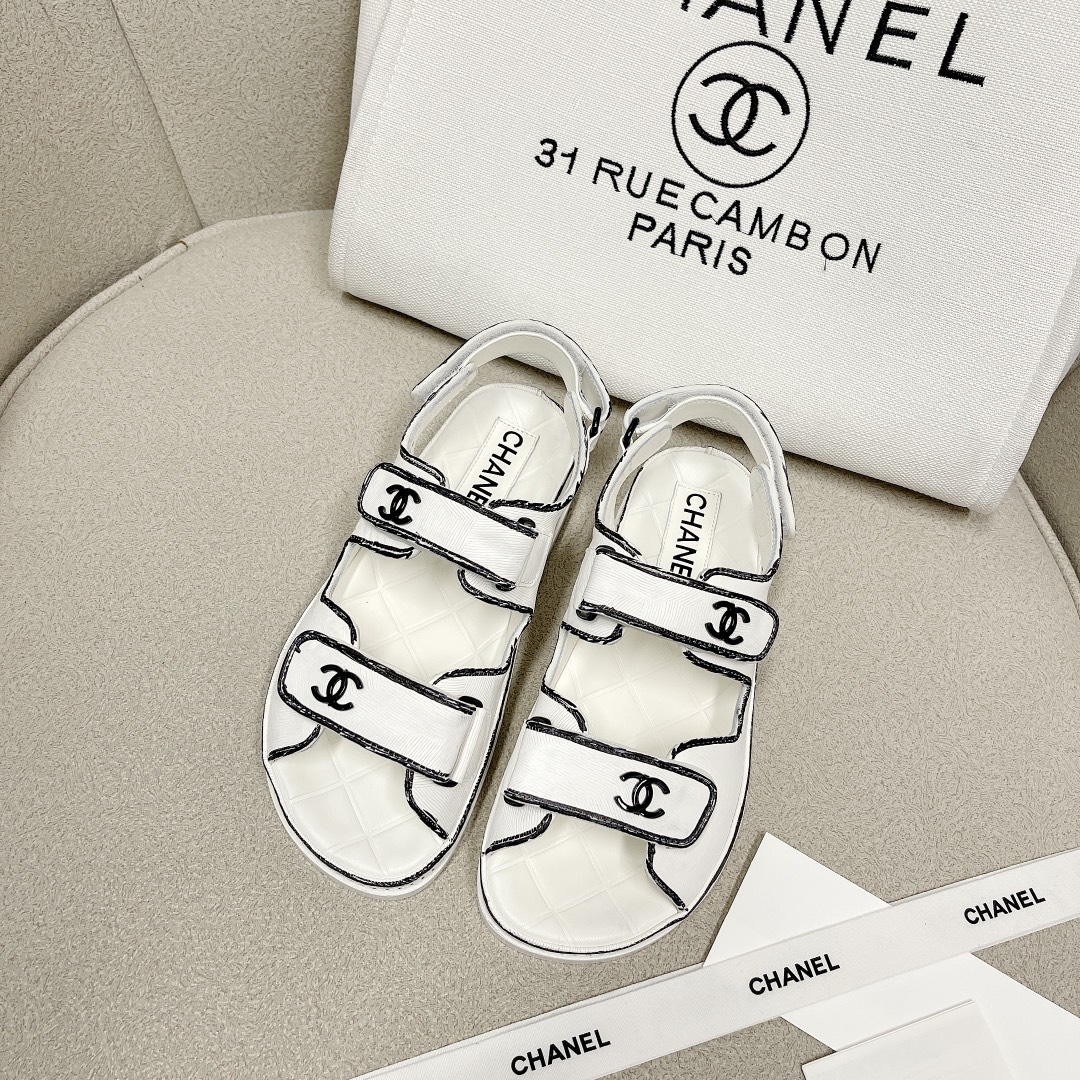 CHANEL 샌들 소가죽 발이 하얘 보이는 우아한 스타일