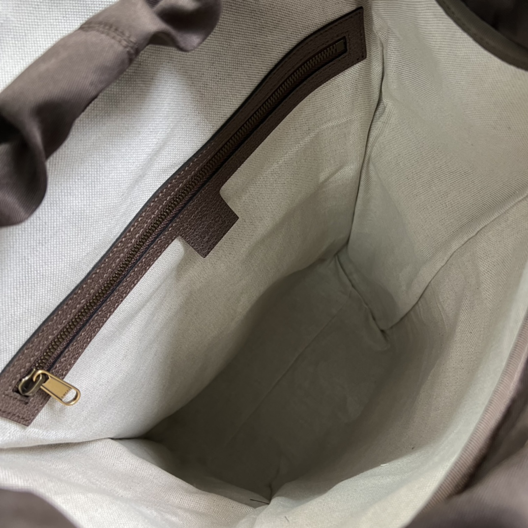 配专柜绿色礼品袋️饰织带GG滑板背包不同材质配色和品牌元素彼此交织赋予单品复古与现代相互交融的品牌格调这