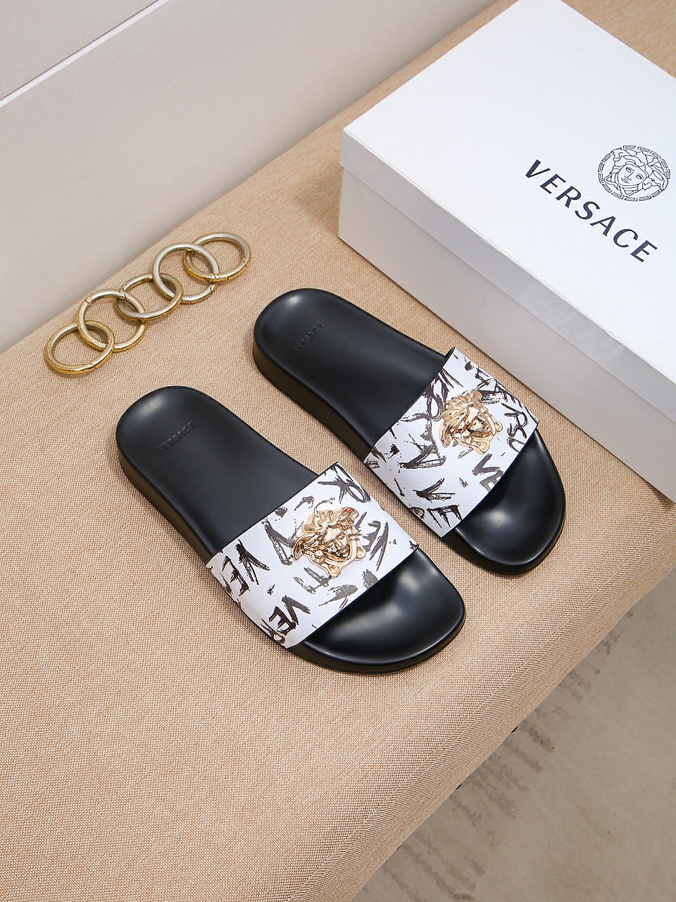 H0 Versace 范思哲拖鞋男鞋高端品牌 官网1:1最新力作：原版开模定制，面料釆用进口原版材料制作，升级版大底，更轻便，防滑。市场顶级品质，简单不失品味，潮人必备，时尚就在脚下，自信满满，专柜同款 夏季拖鞋的季节来了。码：38-44