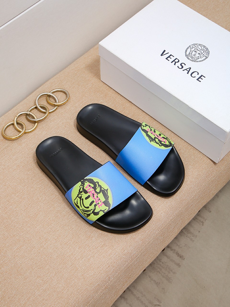 H0 Versace 范思哲拖鞋男鞋高端品牌 官网1:1最新力作：原版开模定制，面料釆用进口原版材料制作，升级版大底，更轻便，防滑。市场顶级品质，简单不失品味，潮人必备，时尚就在脚下，自信满满，专柜同款 夏季拖鞋的季节来了。码：38-44