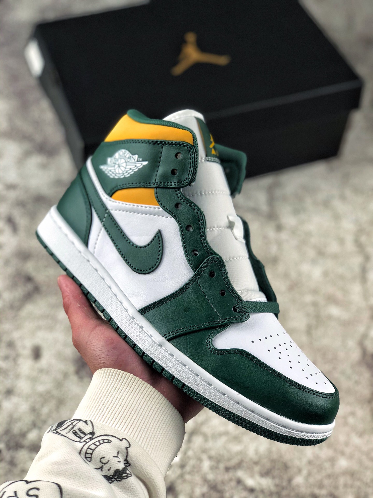 本地自取 终端放店
原装裸鞋级 市面最高工艺产物
Air Jordan 1 Mid 纯原系列
当前市场最优版本 陆续上架
全鞋采用原装头层皮，用料扎实 精雕细琢
鞋型极致还原 飞翼3D打印改良 深度立体 
四线中底拉帮皮料选材 钢印 背胶一应俱全 全新批次 原装原模大底全鞋原厂定制皮料，手感细腻正确折边工艺 完美细节诠释。
Size：40 40.5 41 42 42.5 43 44 44.5 45 46