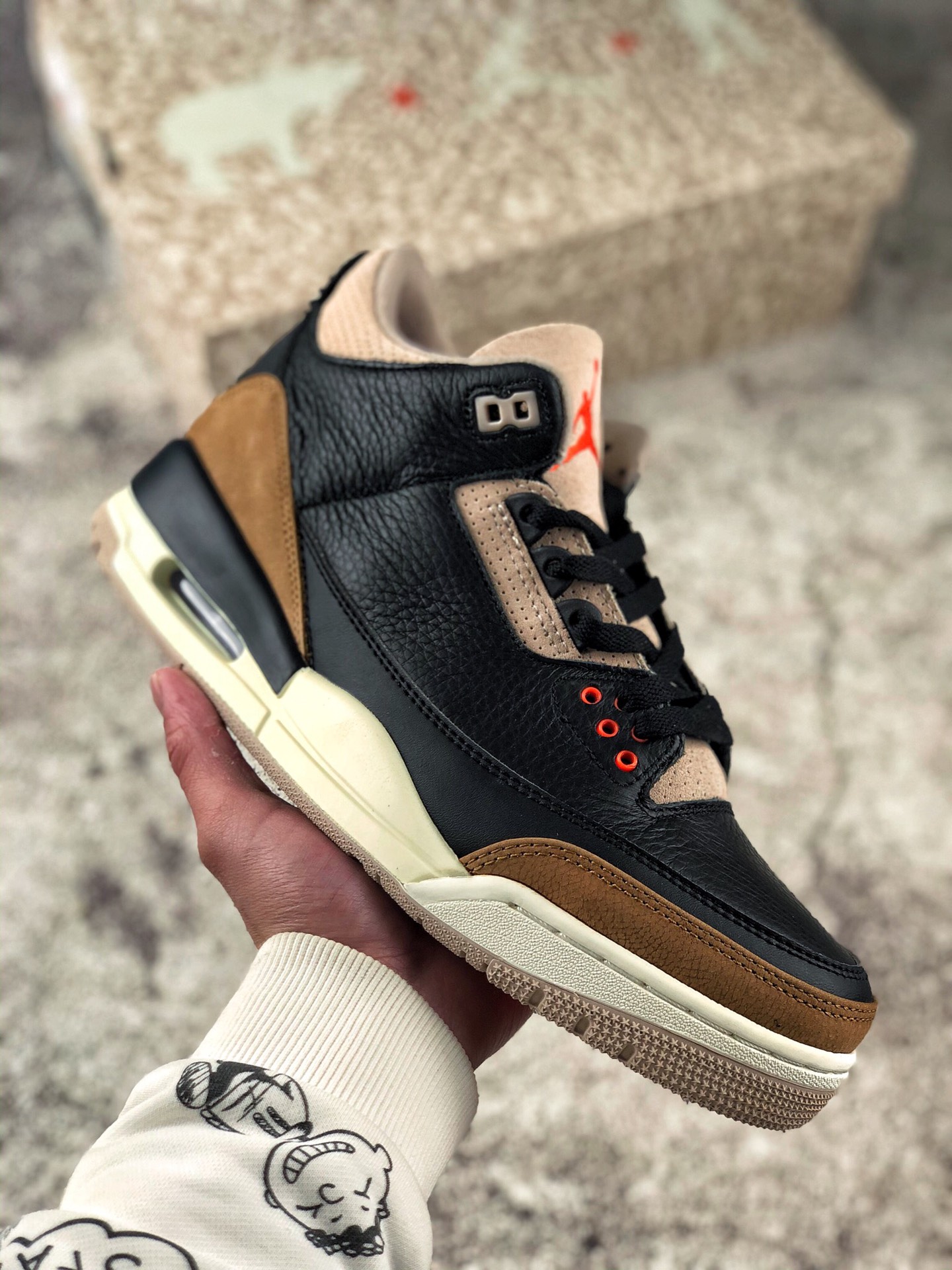 本地自取 核心放店
乔丹3代 AJ3 Air jordan 3 Retro 
 “Desert Elephant”沙漠大象 纯原版本
首次使用经典传神Jump man Logo 
中底采用前后分离式AirSole
并创新使用后掌可视气垫
TPU原装纤维板 原装货 
市面最顶级版本 没有之一 
细节实拍诠释 如图实拍 
客观评价 与原鞋无差异
充分还原原始的质感 
官方货号：CT8532 008
尺码：40 40.5 41 42 42.5 43 44 45 46 47.5