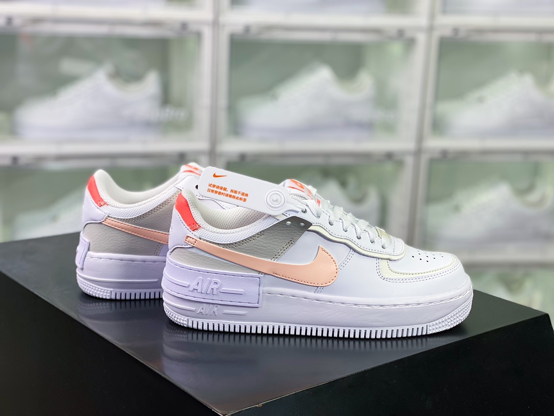 G0 女鞋真标半码制原楦原纸版开发数据双层轻量EVA发泡中底+防滑RB橡胶外圈底鞋底全新少女系解构主义设计，耐克Nike WMNS Air Force 1 Shadow”White/Grey/Cherry”空军一号轻量增高低帮百搭板鞋“白灰印花粉”DH3896- F5