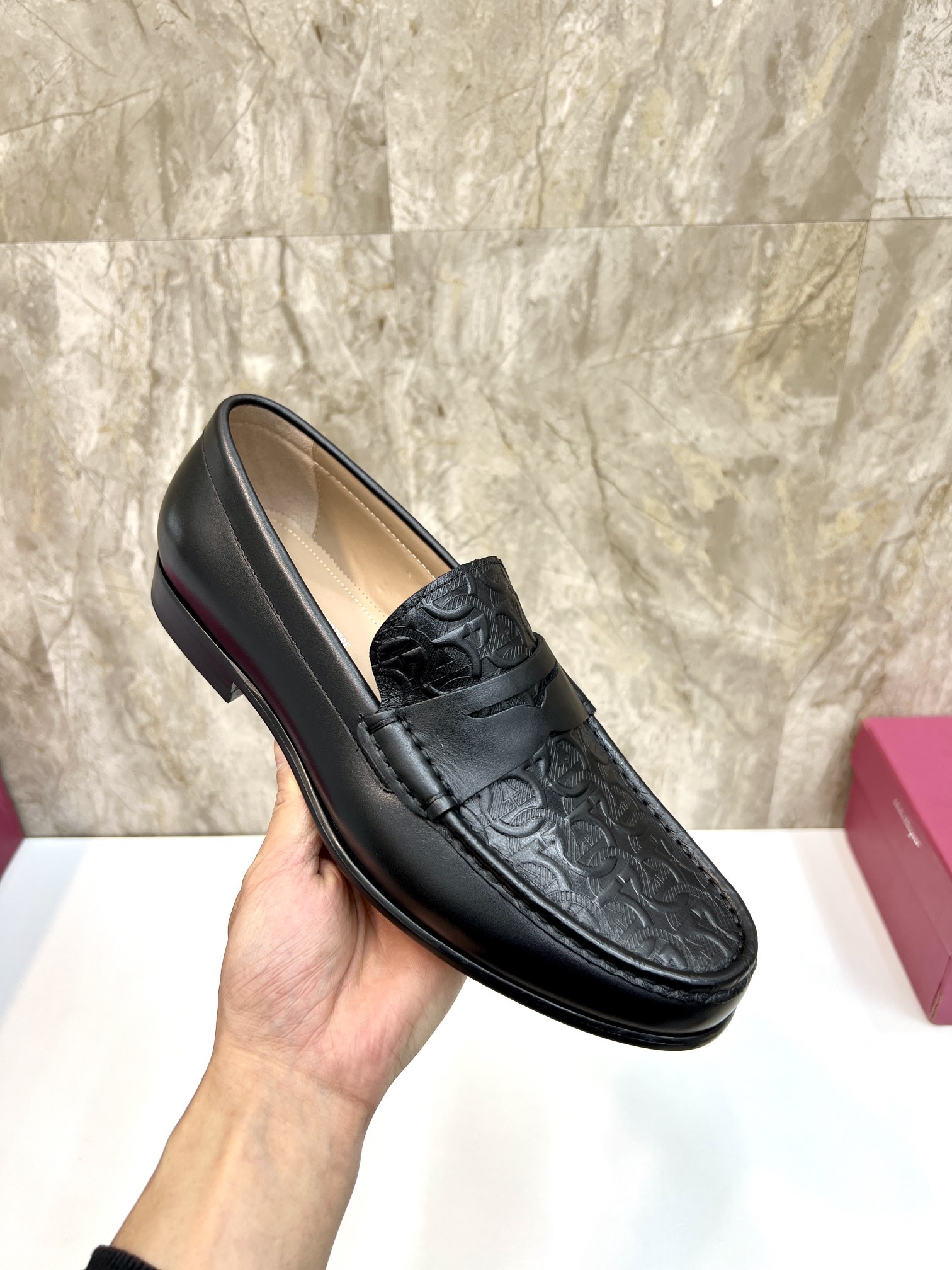 Suela de cuero original P590 Marca: Ferragamo (Ferragamo) Código estándar: código de los hombres 39-