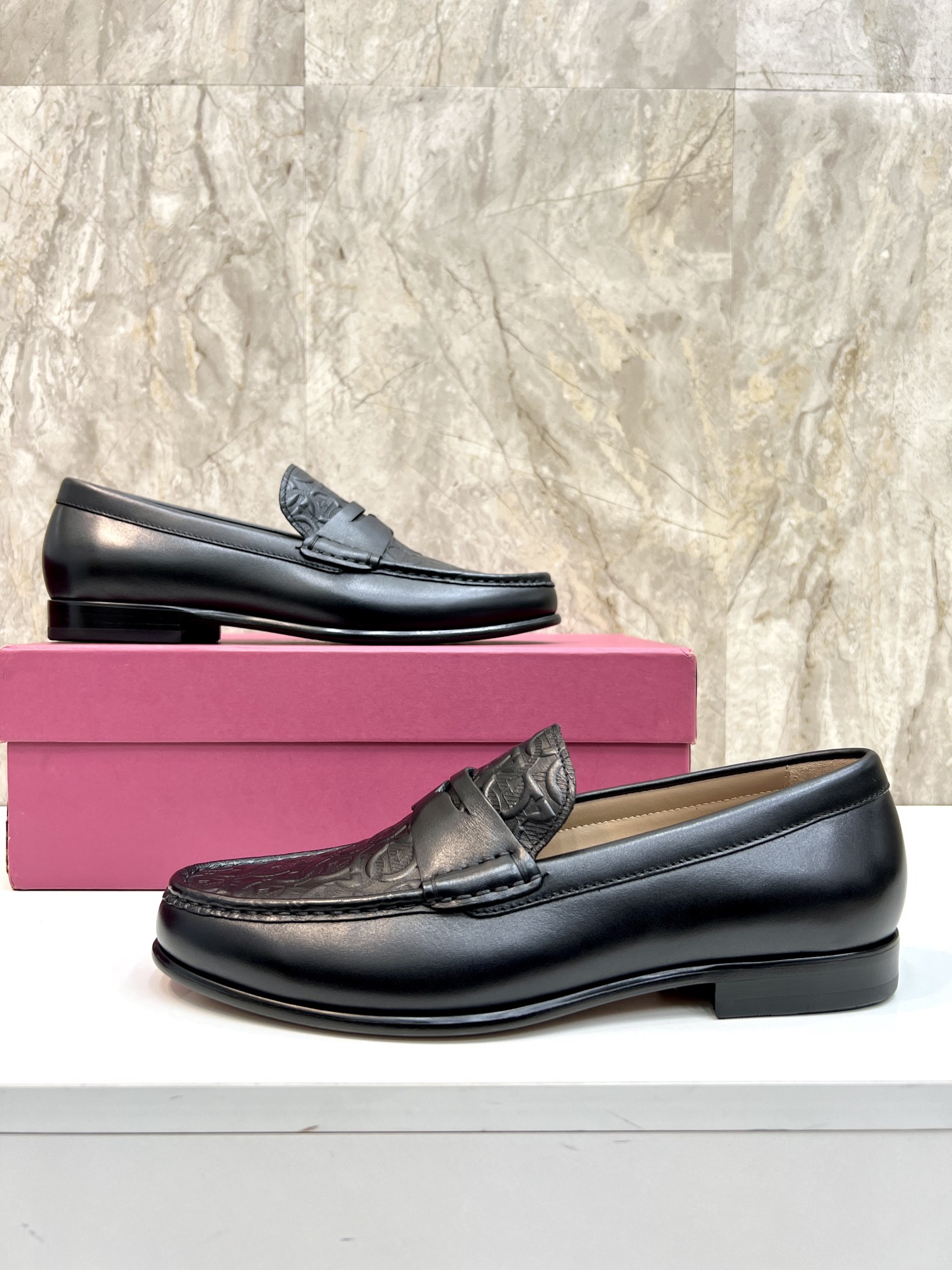 Suela de cuero original P590 Marca: Ferragamo (Ferragamo) Código estándar: código de los hombres 39-