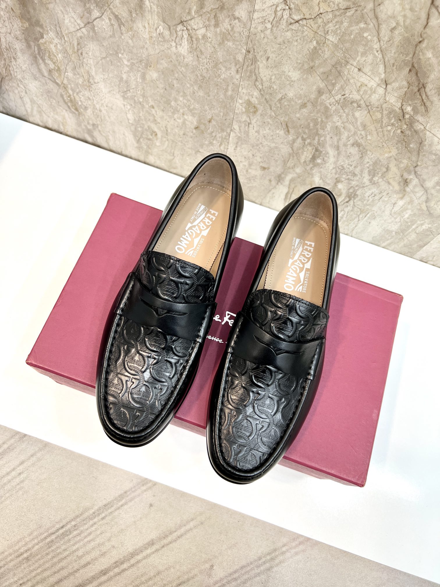 Suela de cuero original P590 Marca: Ferragamo (Ferragamo) Código estándar: código de los hombres 39-