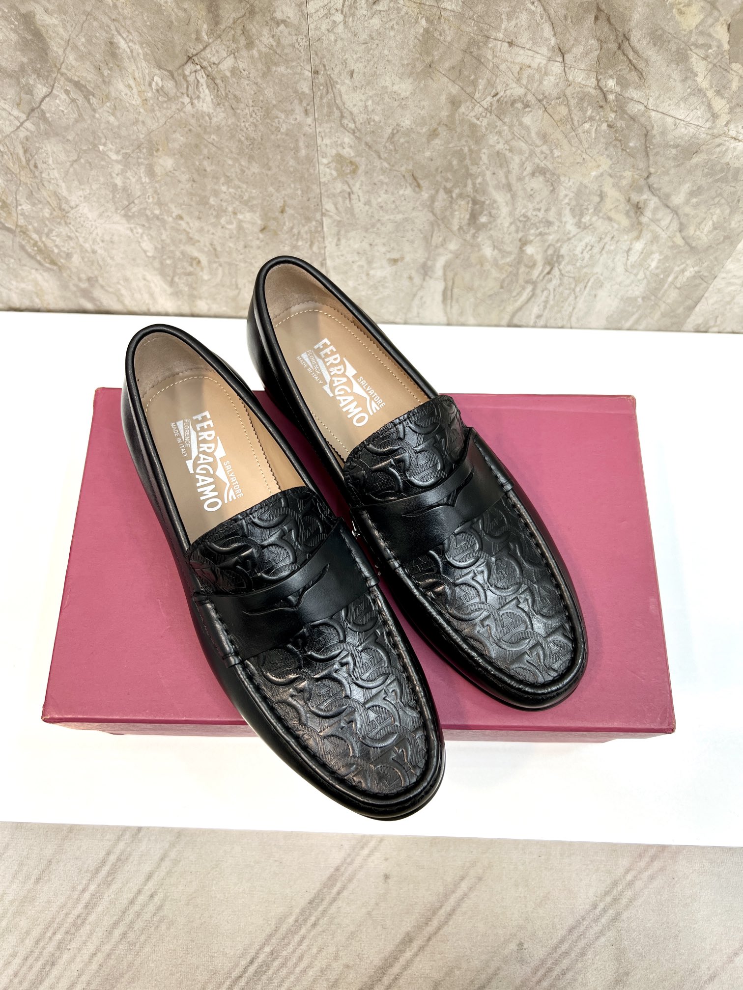 Suela de cuero original P590 Marca: Ferragamo (Ferragamo) Código estándar: código de los hombres 39-