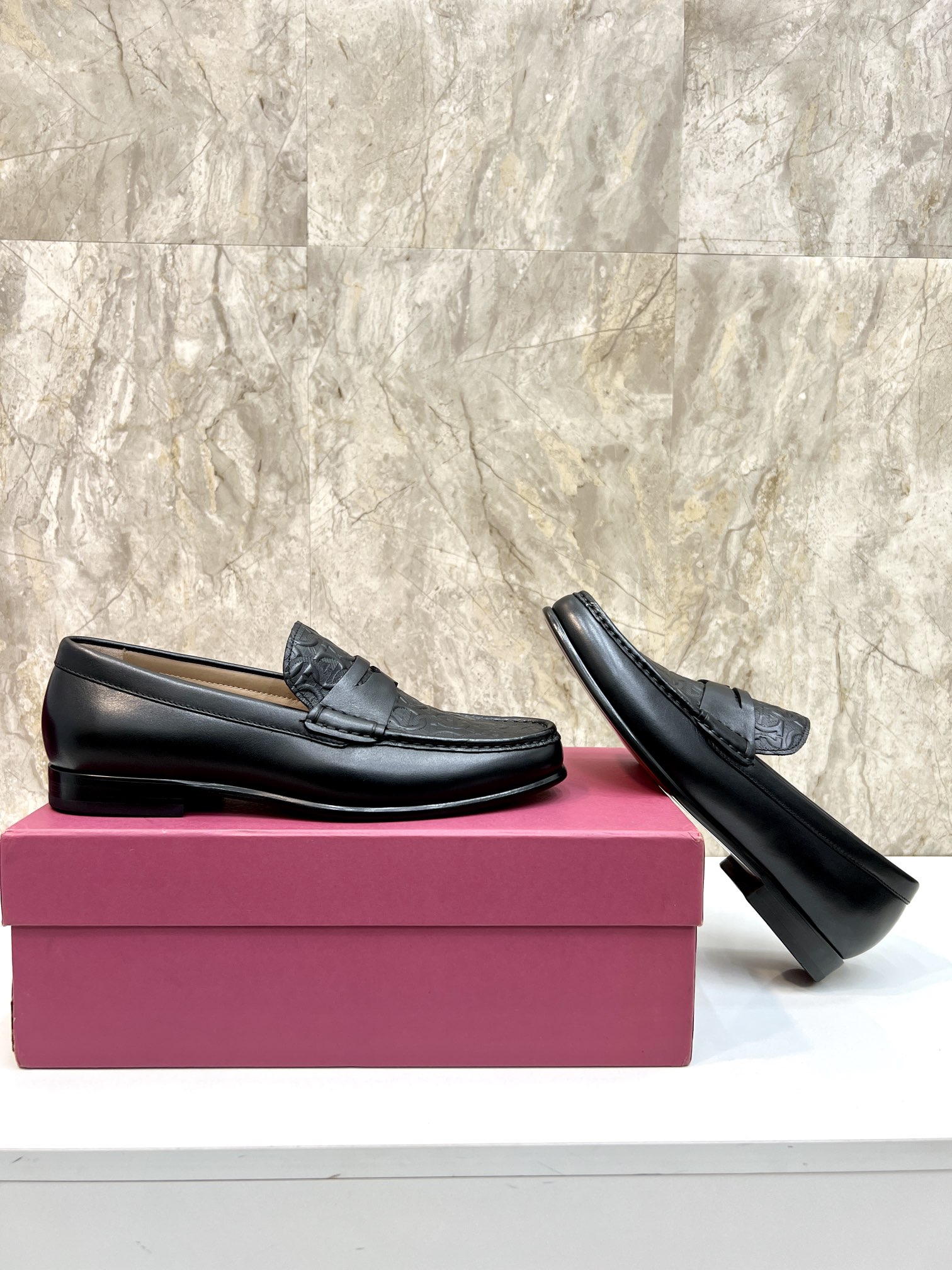 Suela de cuero original P590 Marca: Ferragamo (Ferragamo) Código estándar: código de los hombres 39-