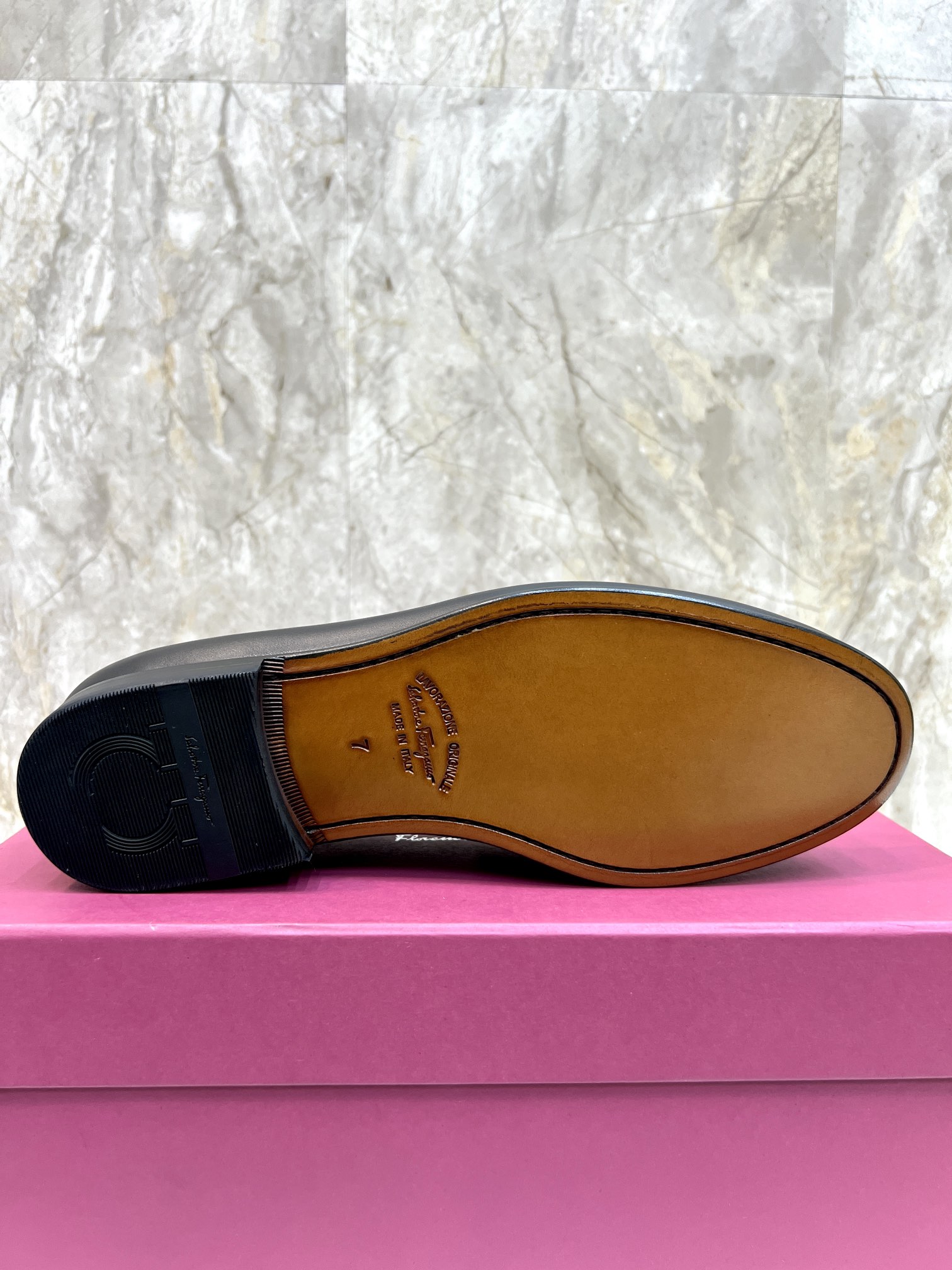 Suela de cuero original P590 Marca: Ferragamo (Ferragamo) Código estándar: código de los hombres 39-