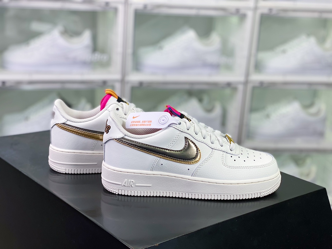 G0 女鞋真标带半码升级原楦数据开发版型采用硬质荔枝纹牛剖皮革鞋面材质内置全掌air sole气垫夏季穿搭神器，耐克Nike Wmns Air Force 1’07 Low GS”White/Gold Sliver”空军一号经典低帮百搭休闲运动板鞋“皮革白金银双钩子”CT3839-104