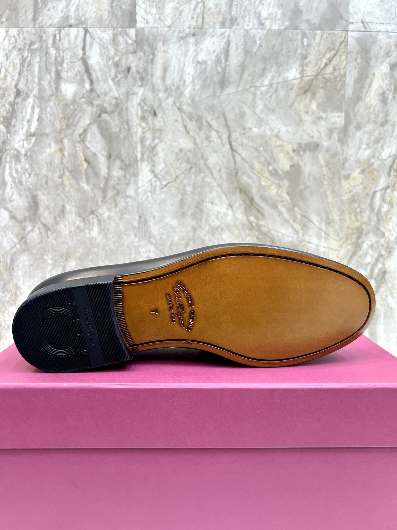Suela de cuero original P590 Marca: Ferragamo (Ferragamo) Código estándar: código de los hombres 39-