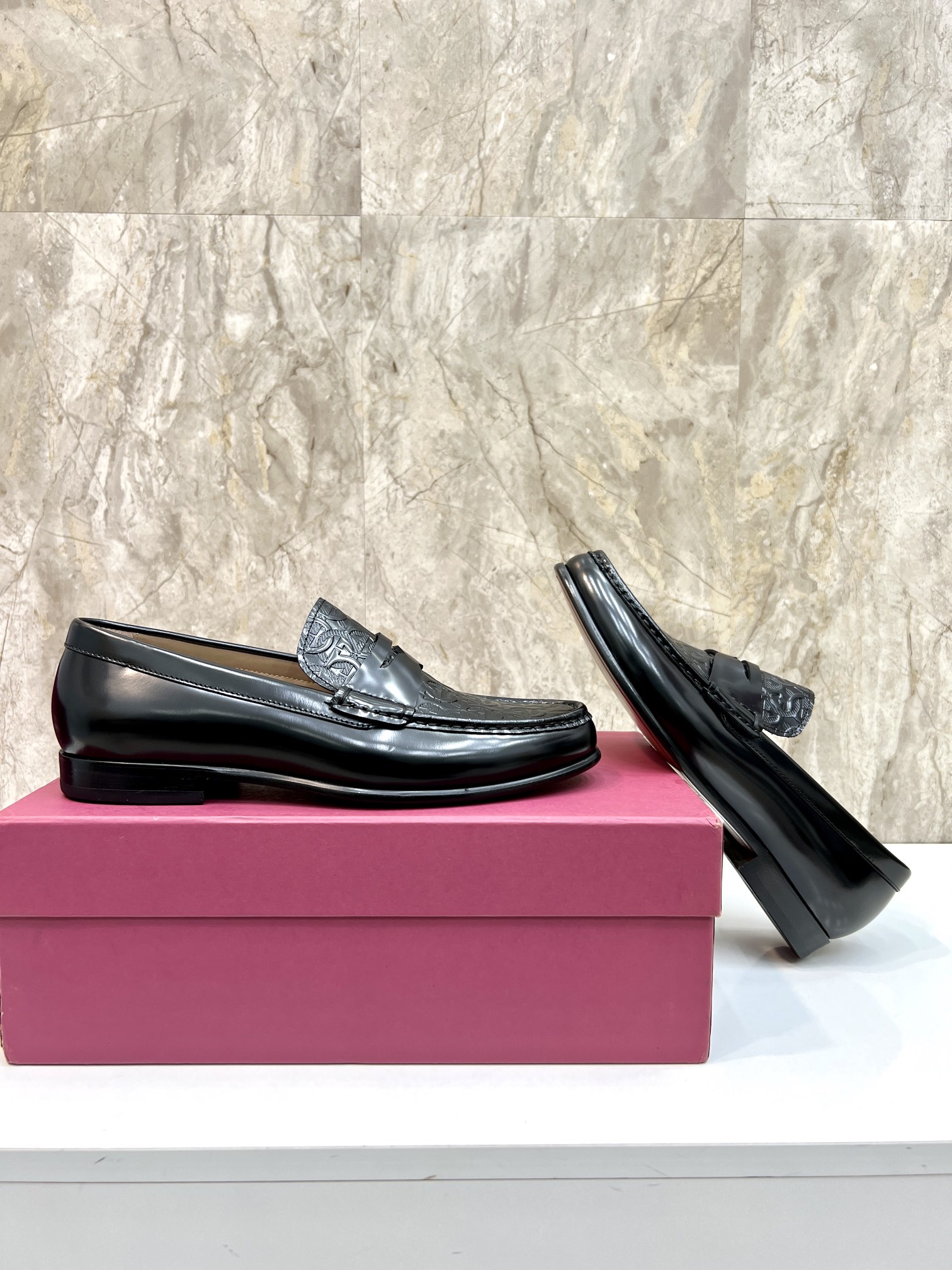 Suela de cuero original P590 Marca: Ferragamo (Ferragamo) Código estándar: código de los hombres 39-