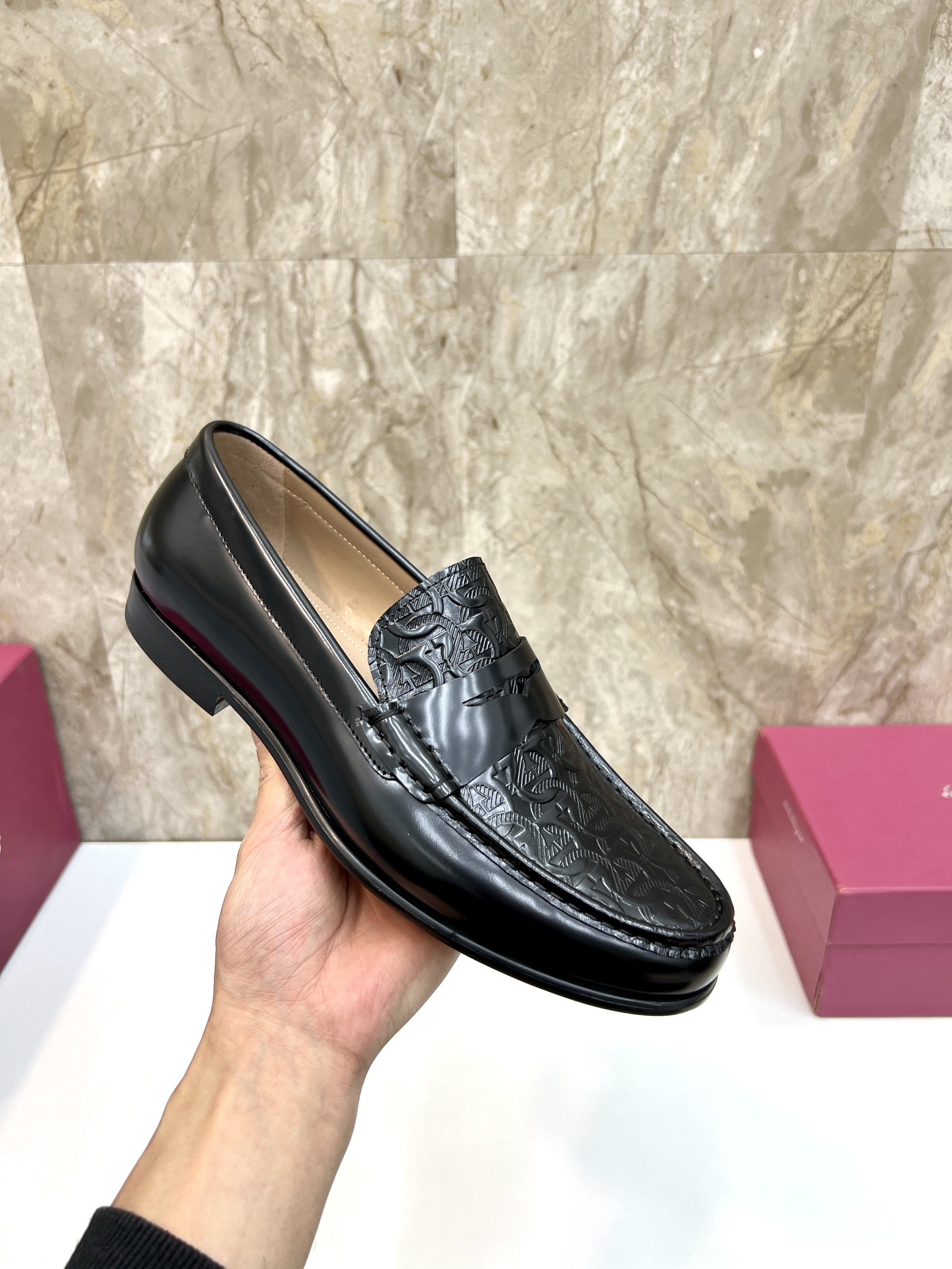 Suela de cuero original P590 Marca: Ferragamo (Ferragamo) Código estándar: código de los hombres 39-