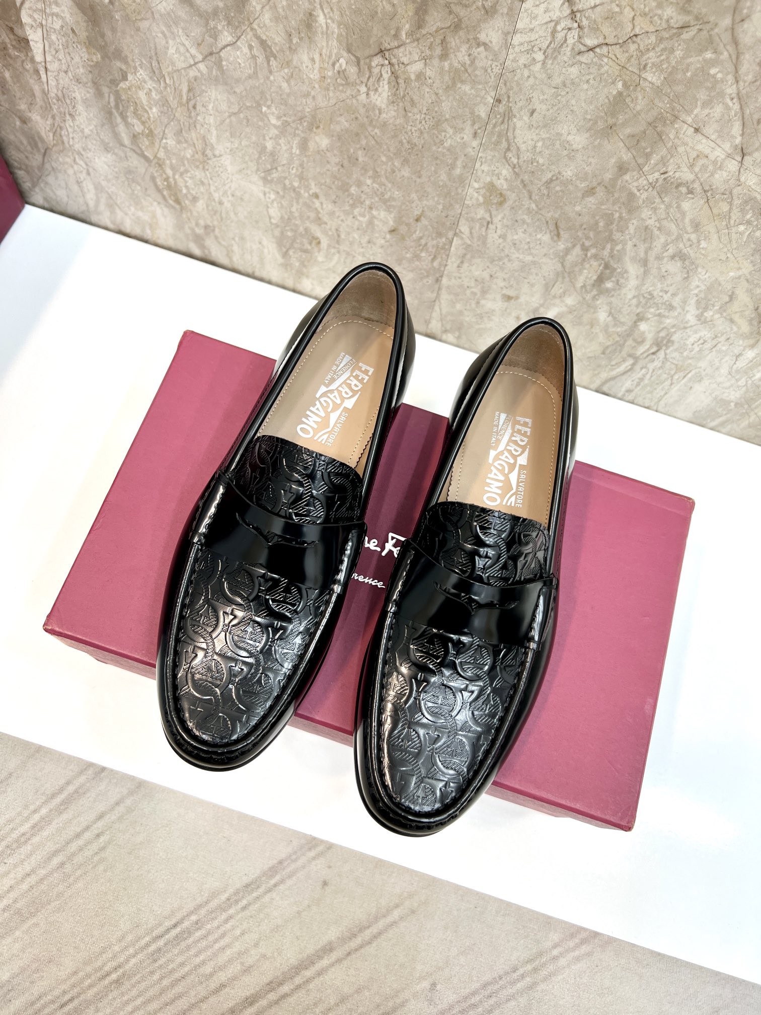 Suela de cuero original P590 Marca: Ferragamo (Ferragamo) Código estándar: código de los hombres 39-