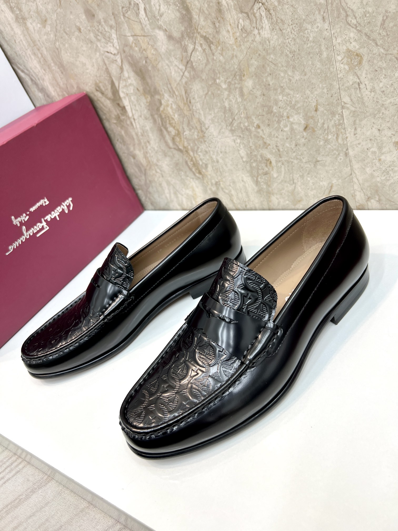 Suela de cuero original P590 Marca: Ferragamo (Ferragamo) Código estándar: código de los hombres 39-