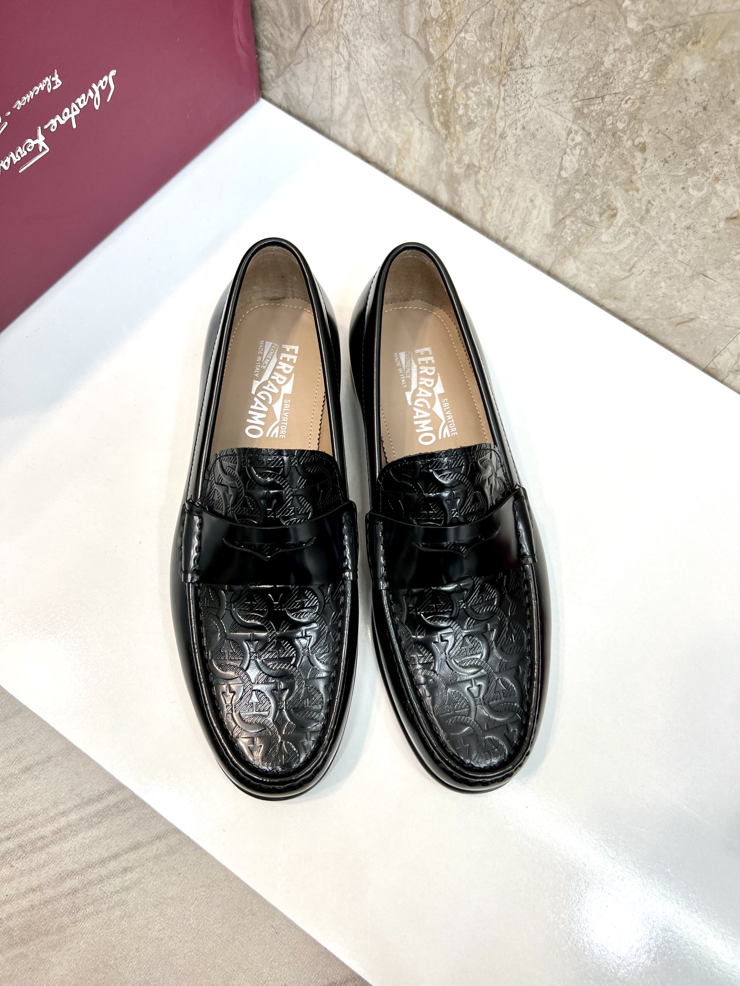 Suela de cuero original P590 Marca: Ferragamo (Ferragamo) Código estándar: código de los hombres 39-