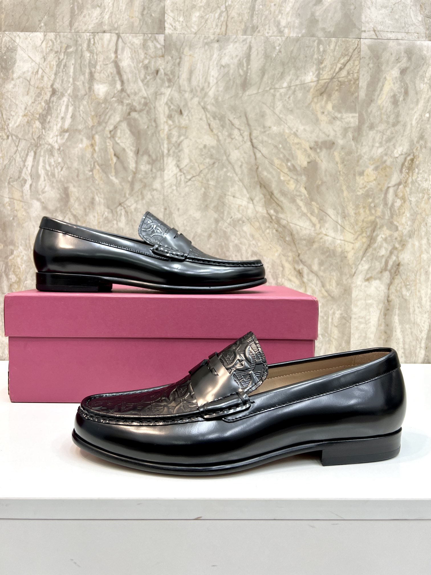 Suela de cuero original P590 Marca: Ferragamo (Ferragamo) Código estándar: código de los hombres 39-