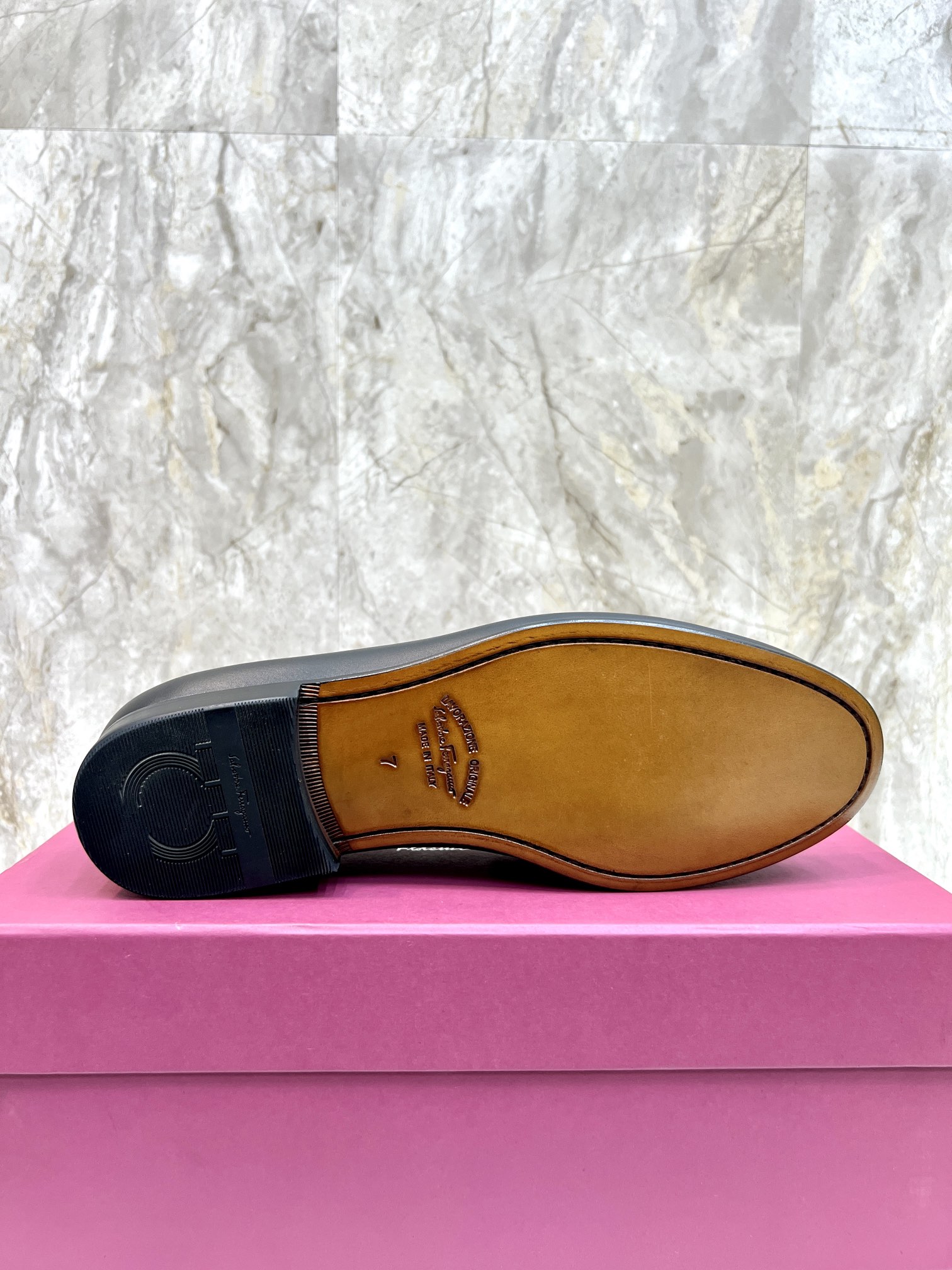 Suela de cuero original P590 Marca: Ferragamo (Ferragamo) Código estándar: código de los hombres 39-