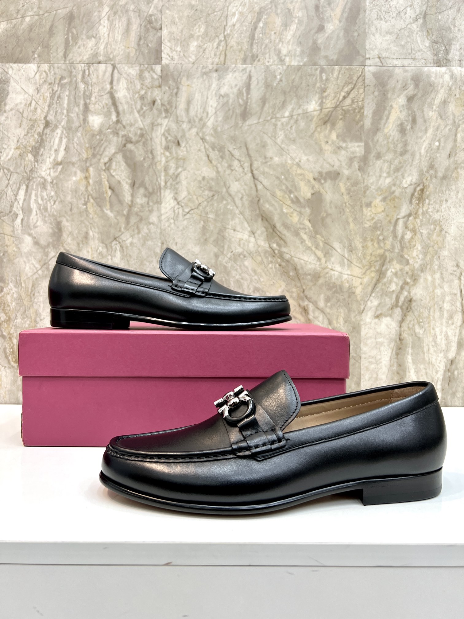 Suela de cuero original P590 Marca: Ferragamo (Ferragamo) Código estándar: código de los hombres 39-