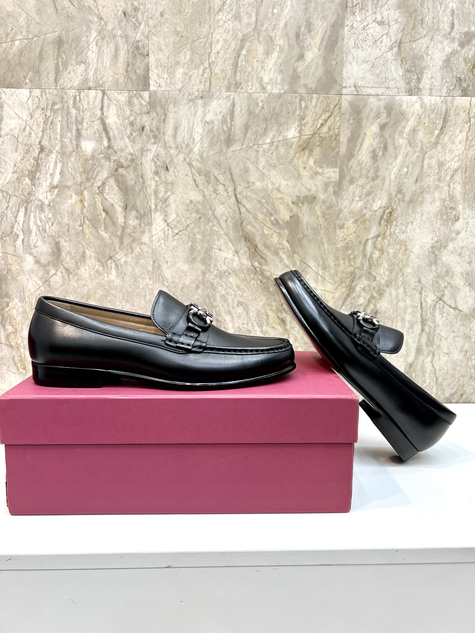 Suela de cuero original P590 Marca: Ferragamo (Ferragamo) Código estándar: código de los hombres 39-