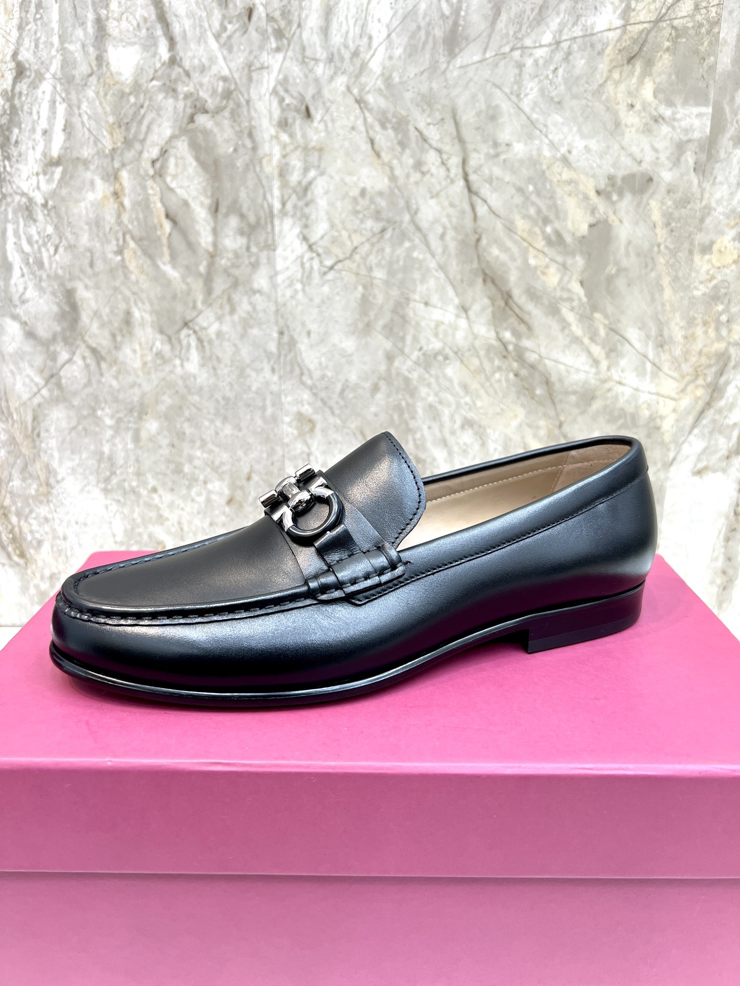 Suela de cuero original P590 Marca: Ferragamo (Ferragamo) Código estándar: código de los hombres 39-