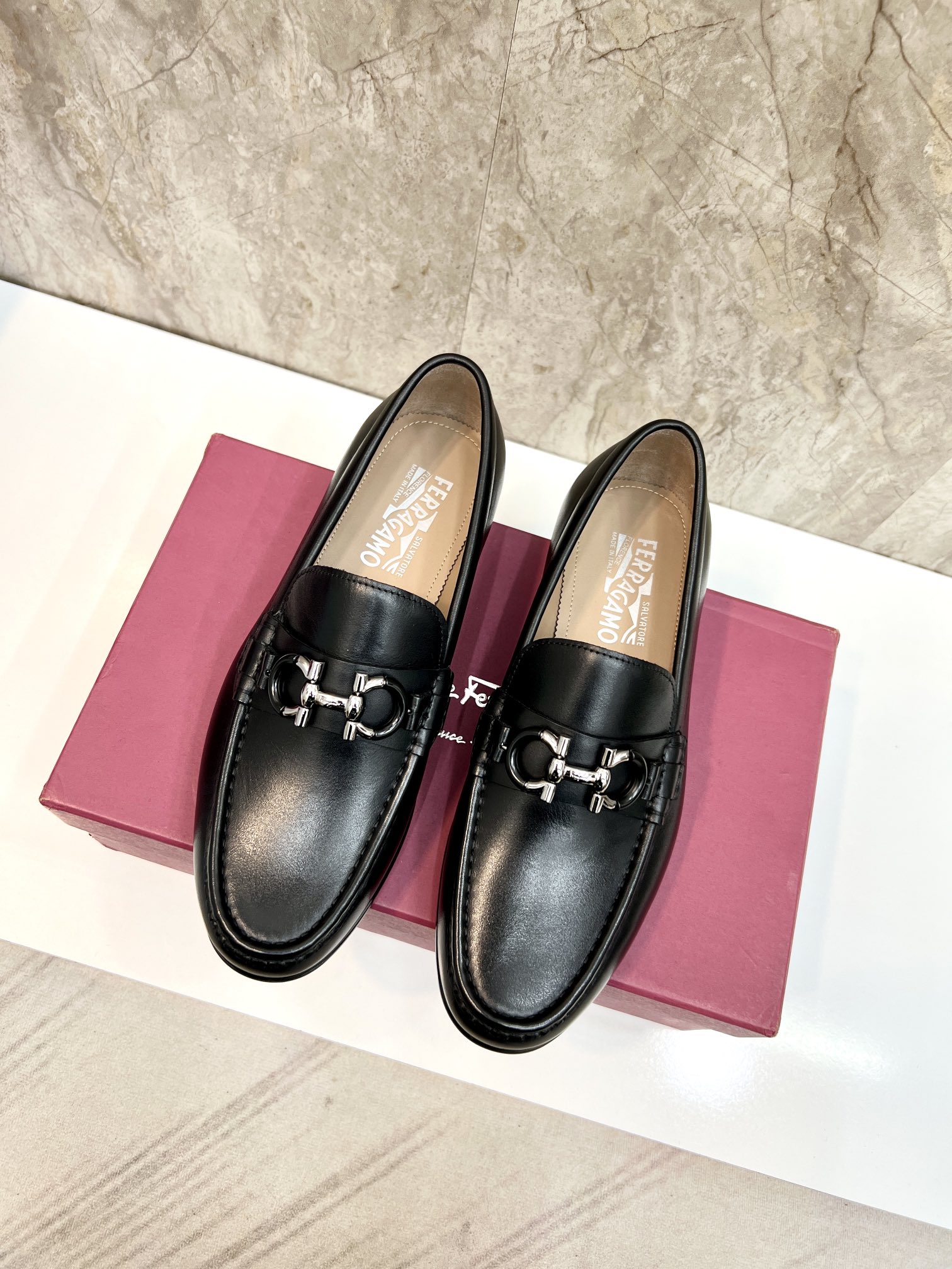 Suela de cuero original P590 Marca: Ferragamo (Ferragamo) Código estándar: código de los hombres 39-
