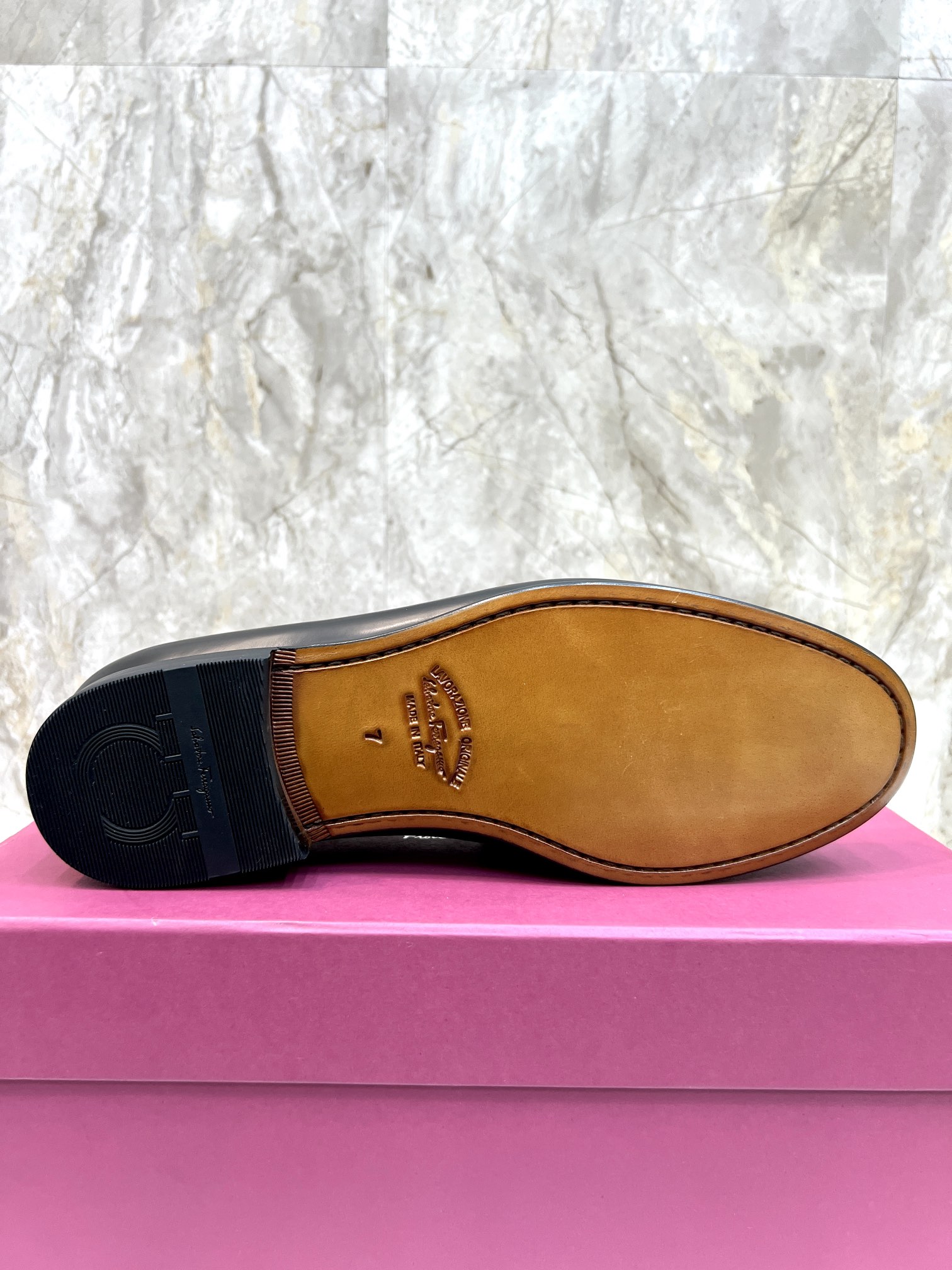 Suela de cuero original P590 Marca: Ferragamo (Ferragamo) Código estándar: código de los hombres 39-