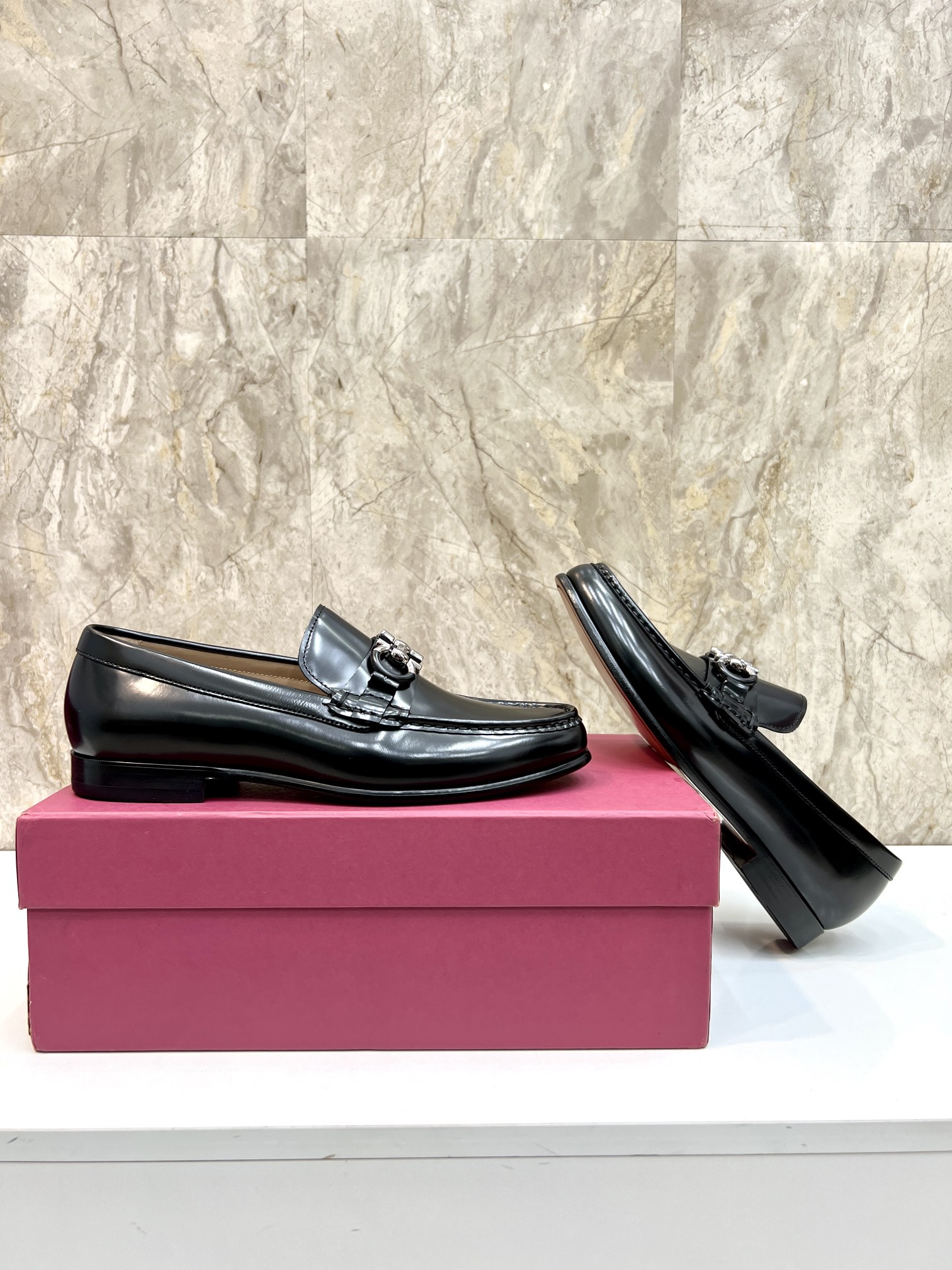 Suela de cuero original P590 Marca: Ferragamo (Ferragamo) Código estándar: código de los hombres 39-