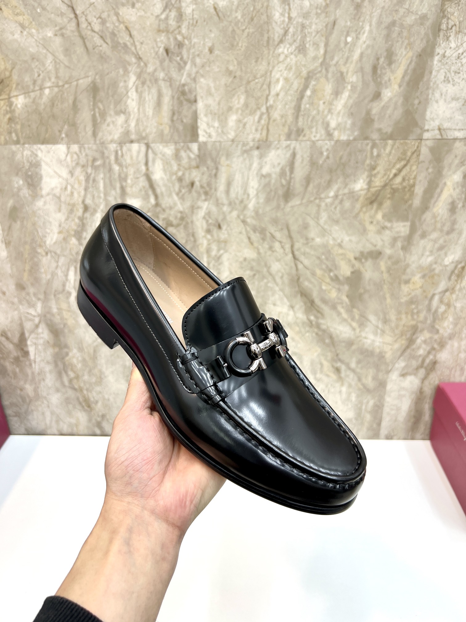 Suela de cuero original P590 Marca: Ferragamo (Ferragamo) Código estándar: código de los hombres 39-
