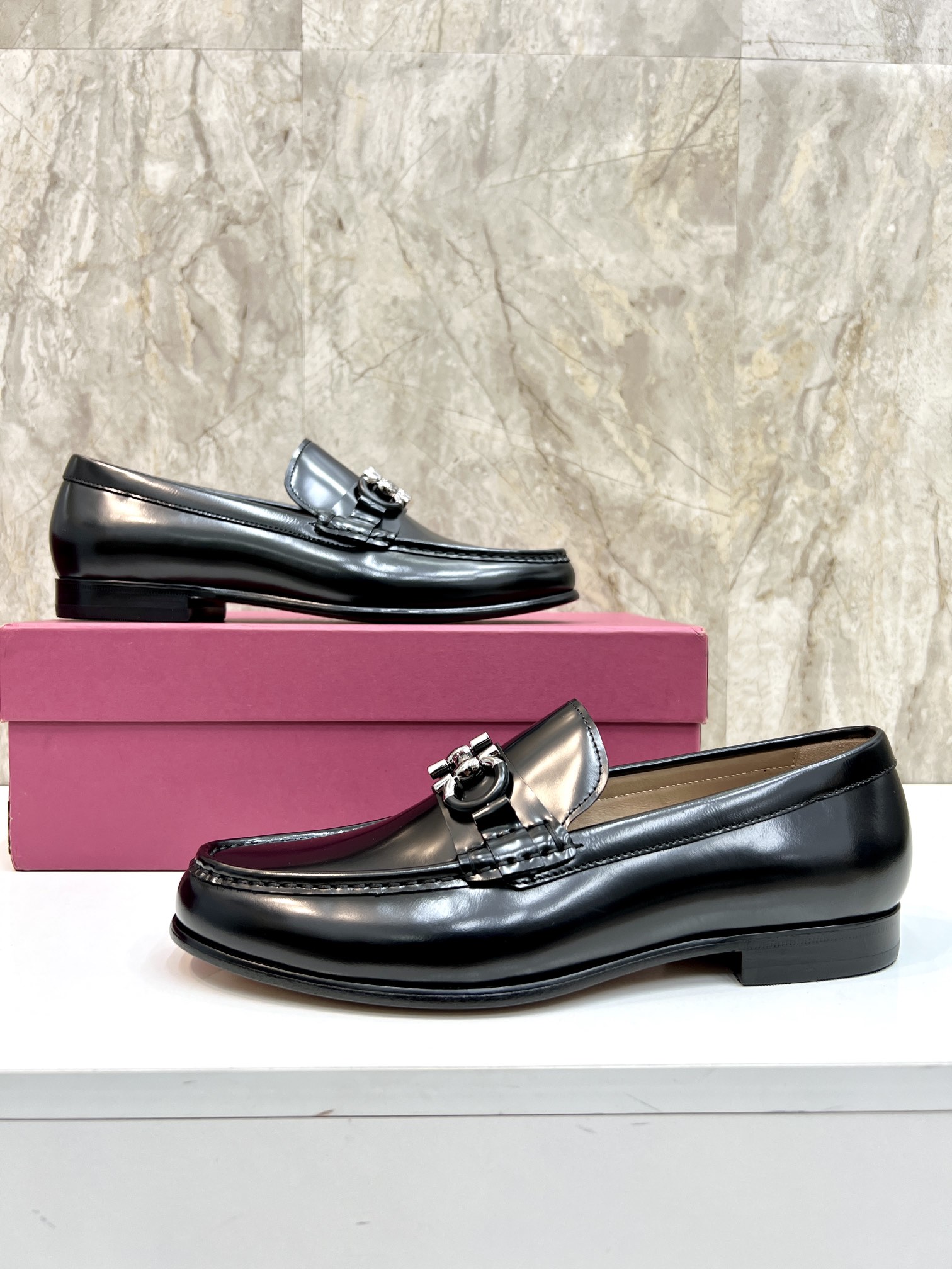 Suela de cuero original P590 Marca: Ferragamo (Ferragamo) Código estándar: código de los hombres 39-