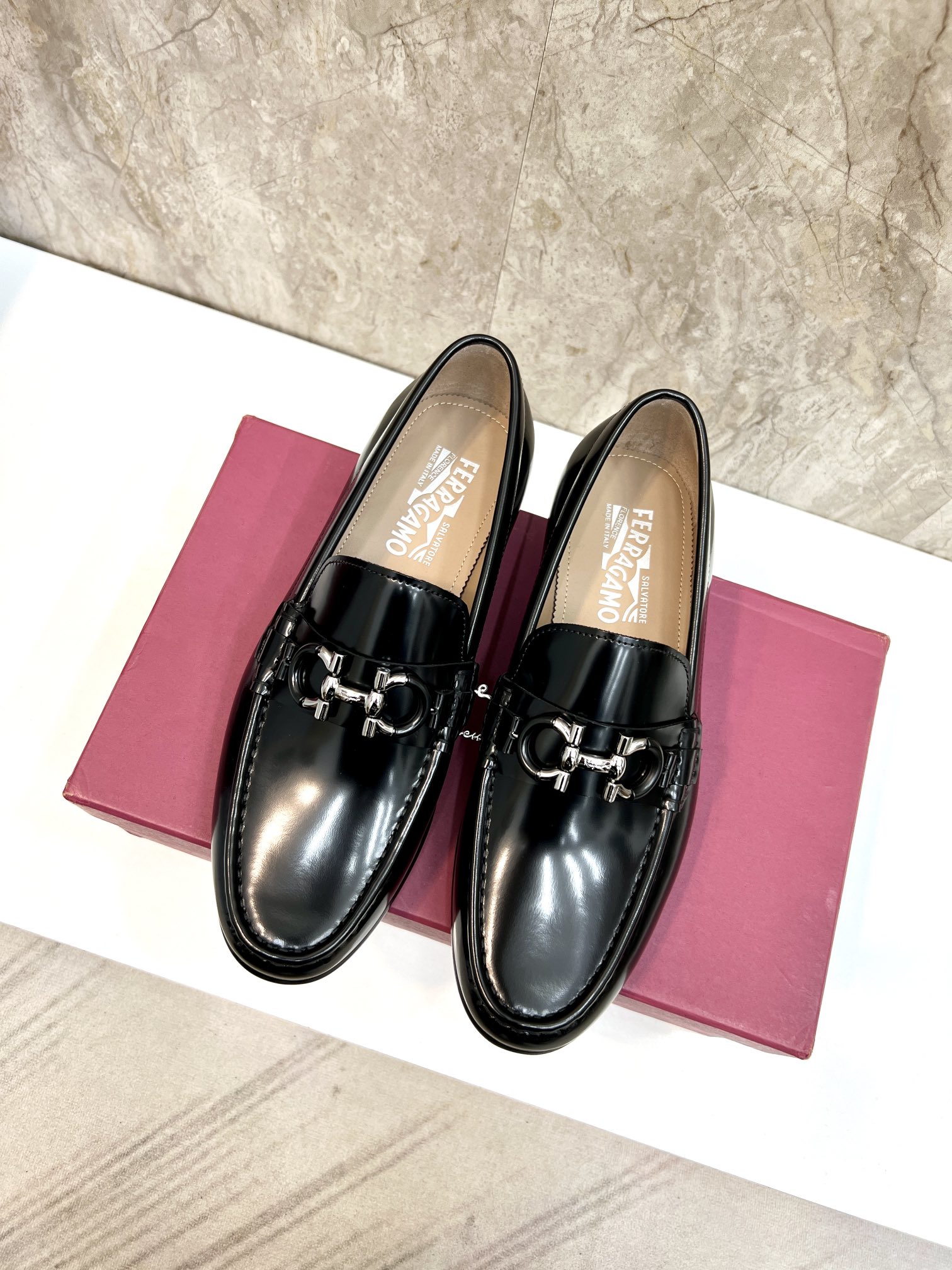 Suela de cuero original P590 Marca: Ferragamo (Ferragamo) Código estándar: código de los hombres 39-