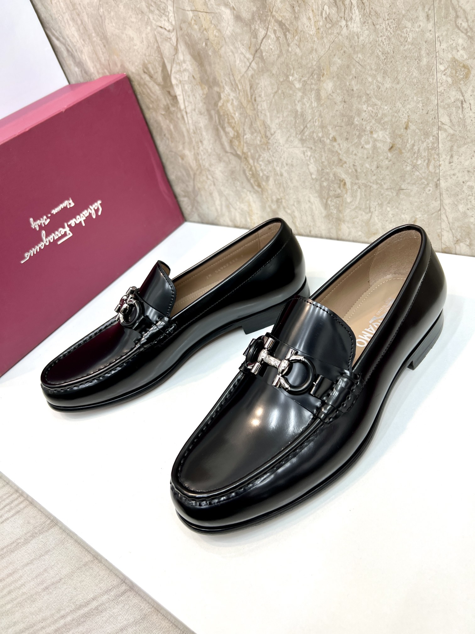 Suela de cuero original P590 Marca: Ferragamo (Ferragamo) Código estándar: código de los hombres 39-
