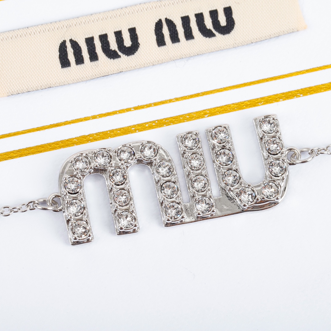 批120，203567【我们出品】ZP💰3100，量大咨询客Fu！

最新款【miumiu满钻字母手链】每一个季度都必出的设计单品，属于经典万年常青款，颗颗施华洛世奇水晶➕气质实在逼人，背面全部手工抛光，非常非常重工❗️珍惜，现货❗️认准我家出品，款款正品对版货，欢迎货比全网[机智]