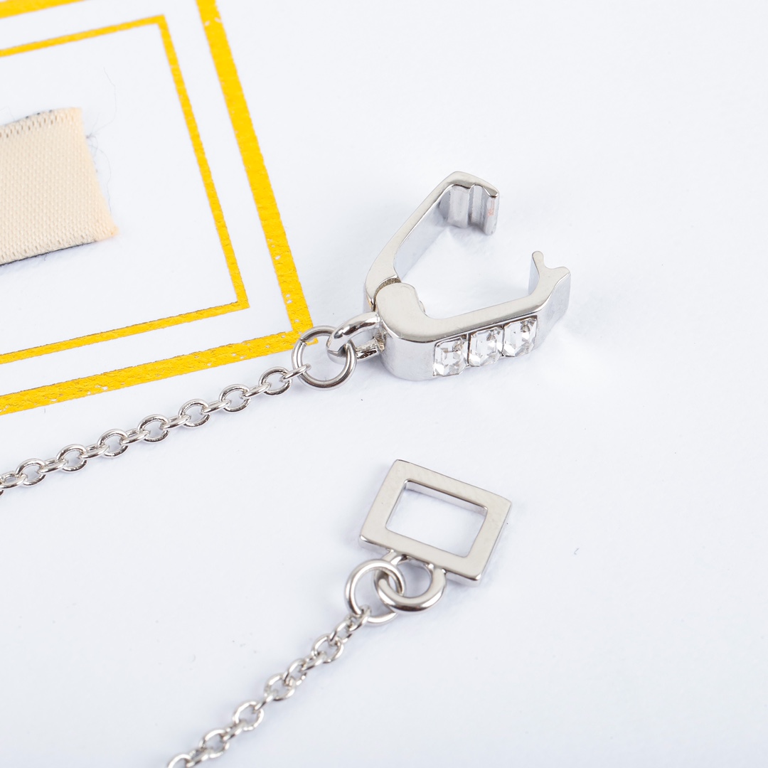 批120，203567【我们出品】ZP💰3100，量大咨询客Fu！

最新款【miumiu满钻字母手链】每一个季度都必出的设计单品，属于经典万年常青款，颗颗施华洛世奇水晶➕气质实在逼人，背面全部手工抛光，非常非常重工❗️珍惜，现货❗️认准我家出品，款款正品对版货，欢迎货比全网[机智]