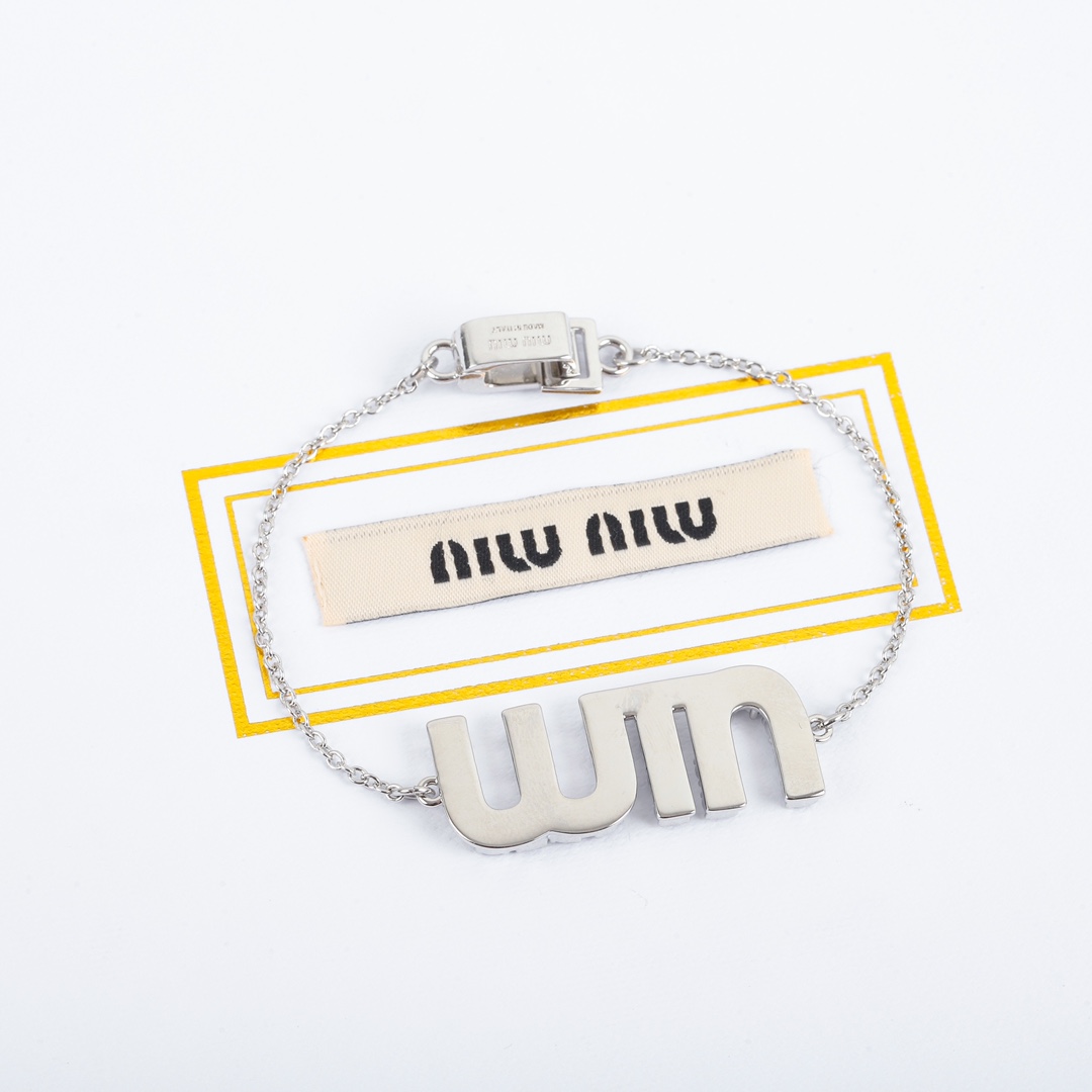 批120，203567【我们出品】ZP💰3100，量大咨询客Fu！

最新款【miumiu满钻字母手链】每一个季度都必出的设计单品，属于经典万年常青款，颗颗施华洛世奇水晶➕气质实在逼人，背面全部手工抛光，非常非常重工❗️珍惜，现货❗️认准我家出品，款款正品对版货，欢迎货比全网[机智]