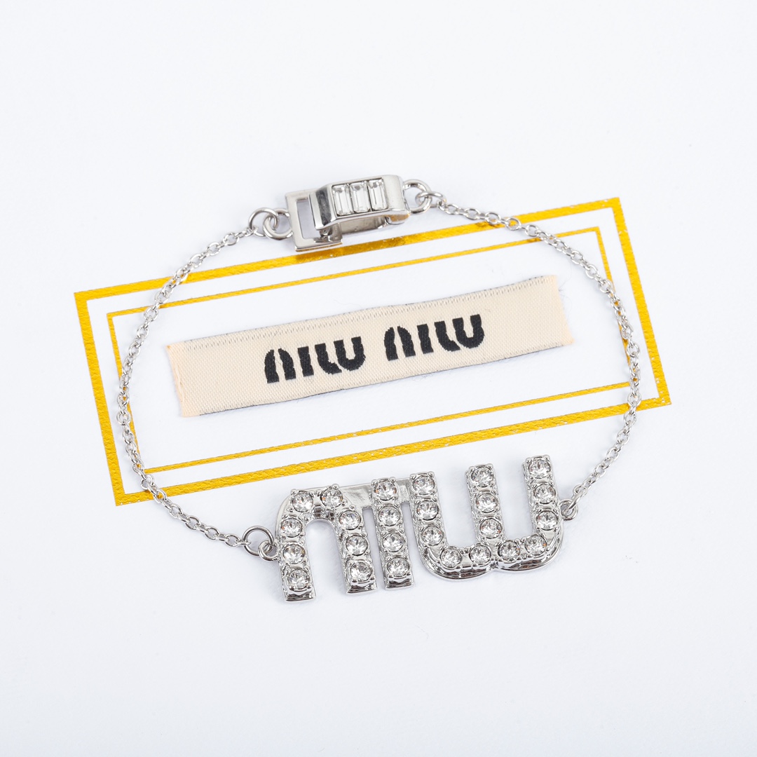 批120，203567【我们出品】ZP💰3100，量大咨询客Fu！

最新款【miumiu满钻字母手链】每一个季度都必出的设计单品，属于经典万年常青款，颗颗施华洛世奇水晶➕气质实在逼人，背面全部手工抛光，非常非常重工❗️珍惜，现货❗️认准我家出品，款款正品对版货，欢迎货比全网[机智]