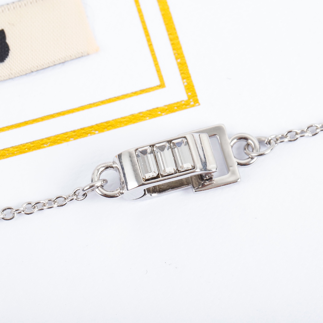 批120，203567【我们出品】ZP💰3100，量大咨询客Fu！

最新款【miumiu满钻字母手链】每一个季度都必出的设计单品，属于经典万年常青款，颗颗施华洛世奇水晶➕气质实在逼人，背面全部手工抛光，非常非常重工❗️珍惜，现货❗️认准我家出品，款款正品对版货，欢迎货比全网[机智]