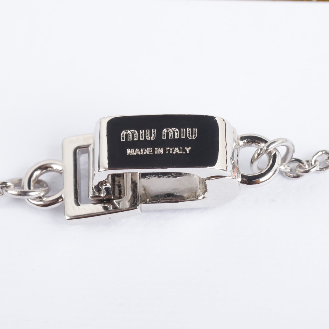 批120，203567【我们出品】ZP💰3100，量大咨询客Fu！

最新款【miumiu满钻字母手链】每一个季度都必出的设计单品，属于经典万年常青款，颗颗施华洛世奇水晶➕气质实在逼人，背面全部手工抛光，非常非常重工❗️珍惜，现货❗️认准我家出品，款款正品对版货，欢迎货比全网[机智]