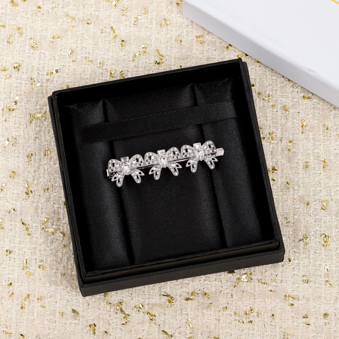 批130,202388【我们出品】ZP 2100,量大咨询客Fu
一定要入的一款蝴蝶结🎀发夹,巨巨巨好看的,用了60颗施华洛水晶,三颗方钻,三颗特定水滴施华洛👍🏻👍🏻黄铜材质,完美的做工媲美ZP,上发巨巨巨好看,千万不要错过👍🏻