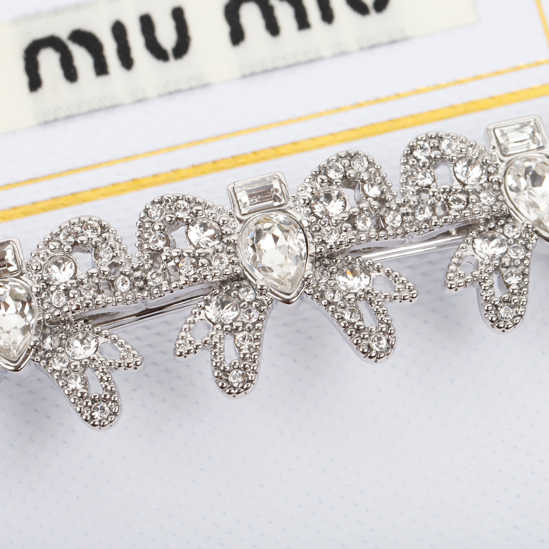 批130,202388【我们出品】ZP 2100,量大咨询客Fu
一定要入的一款蝴蝶结🎀发夹,巨巨巨好看的,用了60颗施华洛水晶,三颗方钻,三颗特定水滴施华洛👍🏻👍🏻黄铜材质,完美的做工媲美ZP,上发巨巨巨好看,千万不要错过👍🏻