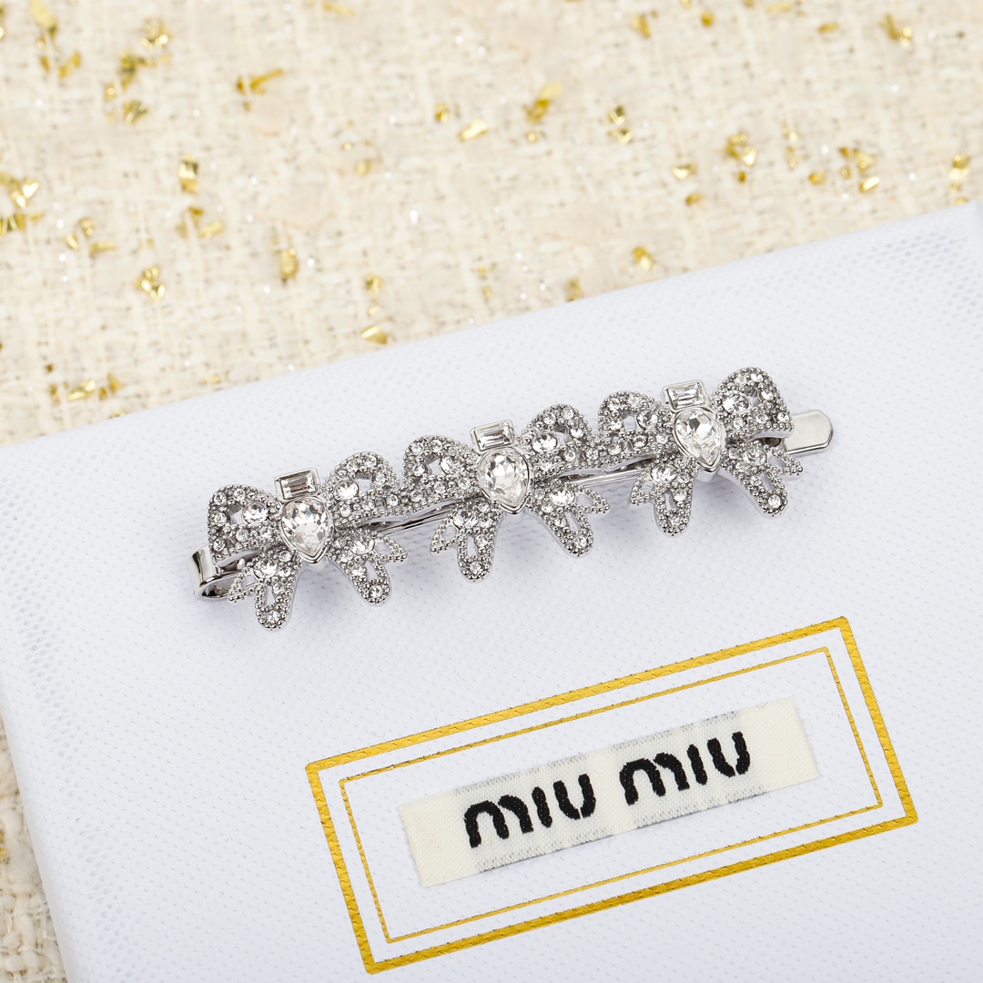 批130,202388【我们出品】ZP 2100,量大咨询客Fu
一定要入的一款蝴蝶结🎀发夹,巨巨巨好看的,用了60颗施华洛水晶,三颗方钻,三颗特定水滴施华洛👍🏻👍🏻黄铜材质,完美的做工媲美ZP,上发巨巨巨好看,千万不要错过👍🏻