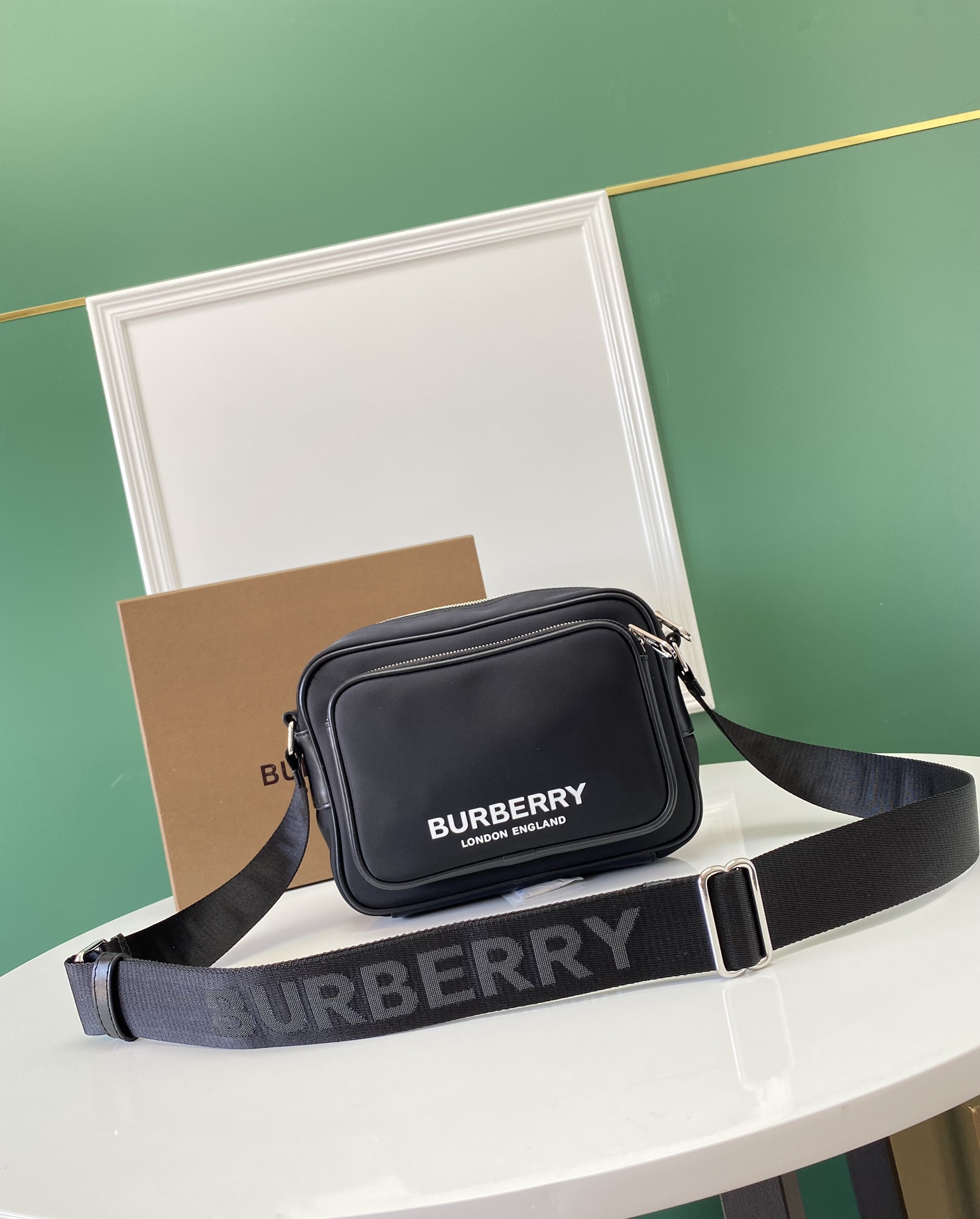 Burberry巴宝莉最新款品牌徽标印花斜背包